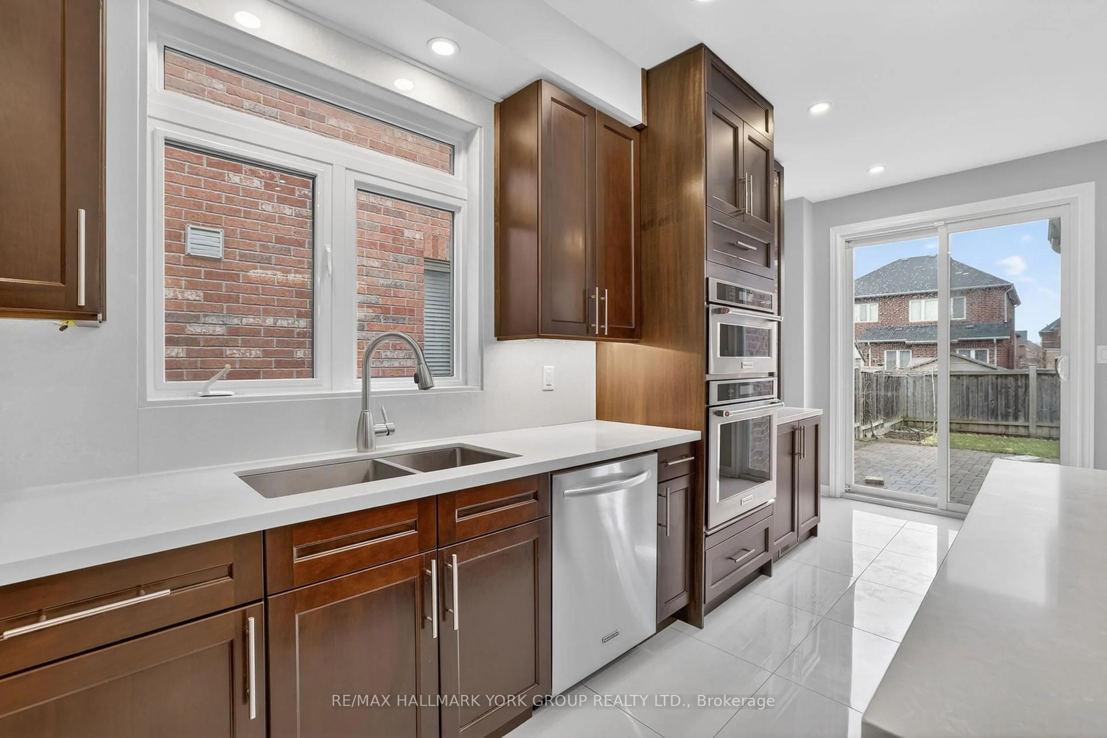 Contemporary kitchen, ceramic/tile floor for 35 Amberwing Landing, Bradford West Gwillimbury Ontario L3Z 0H9