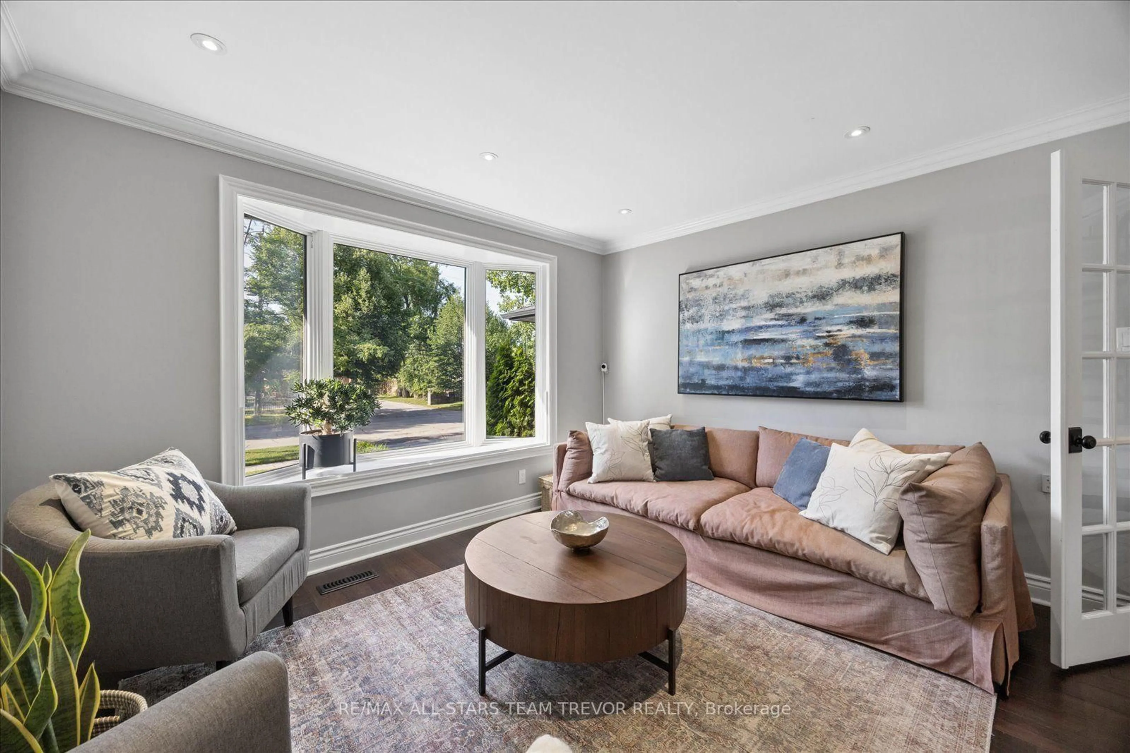Living room with furniture, unknown for 67 Riverglen Dr, Georgina Ontario L4P 3K7