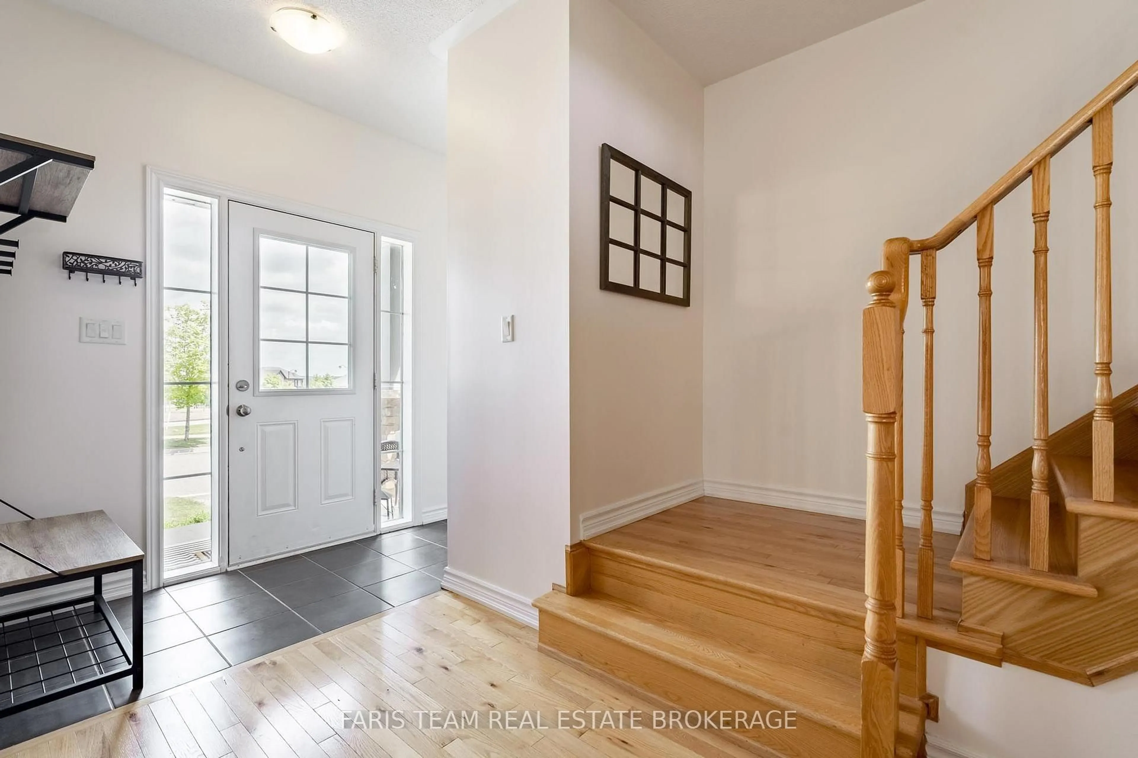 Indoor entryway for 1110 Wharram Way, Innisfil Ontario L0L 1W0