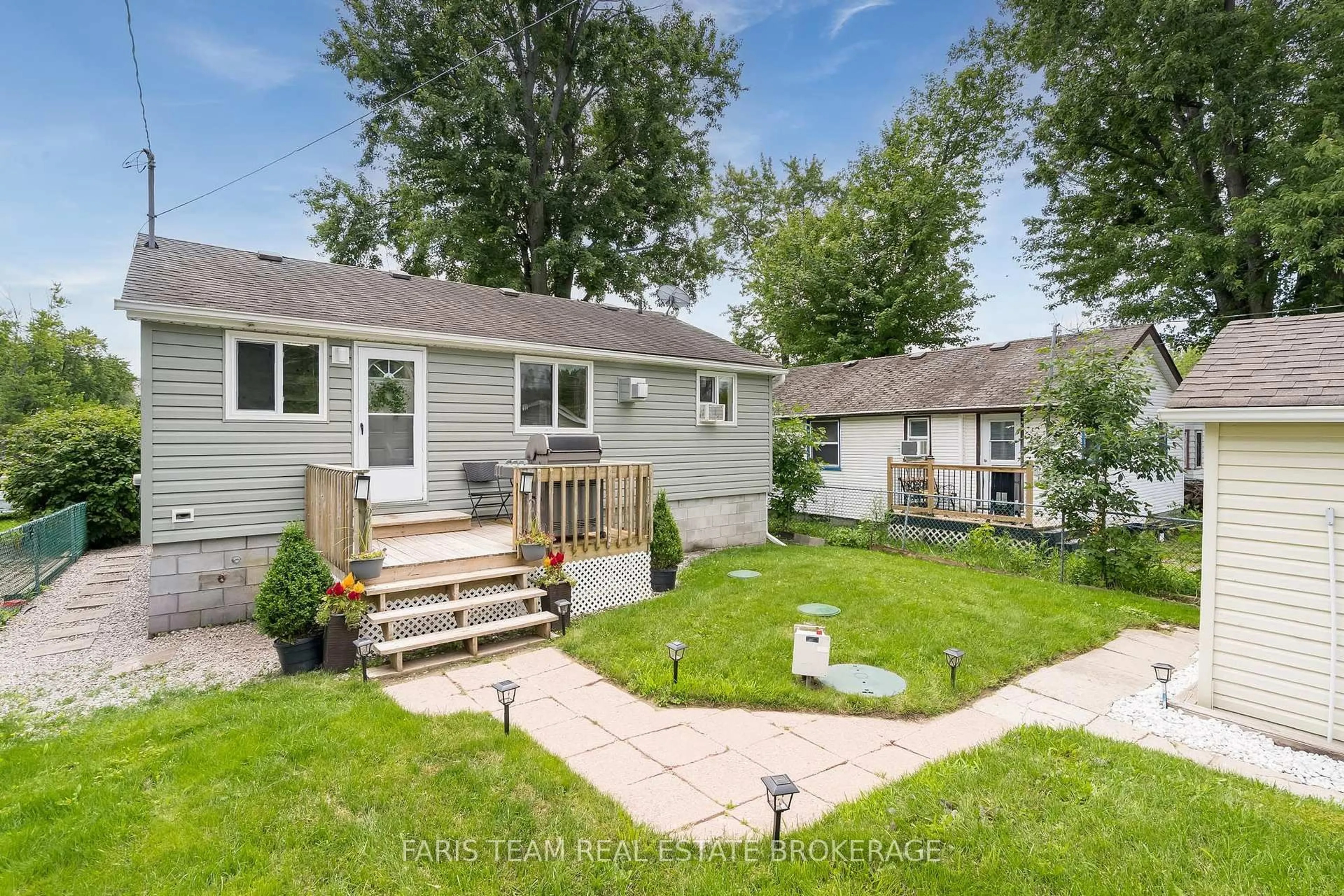 Home with vinyl exterior material, street for 1067 Park Pl, Innisfil Ontario L0L 1K0