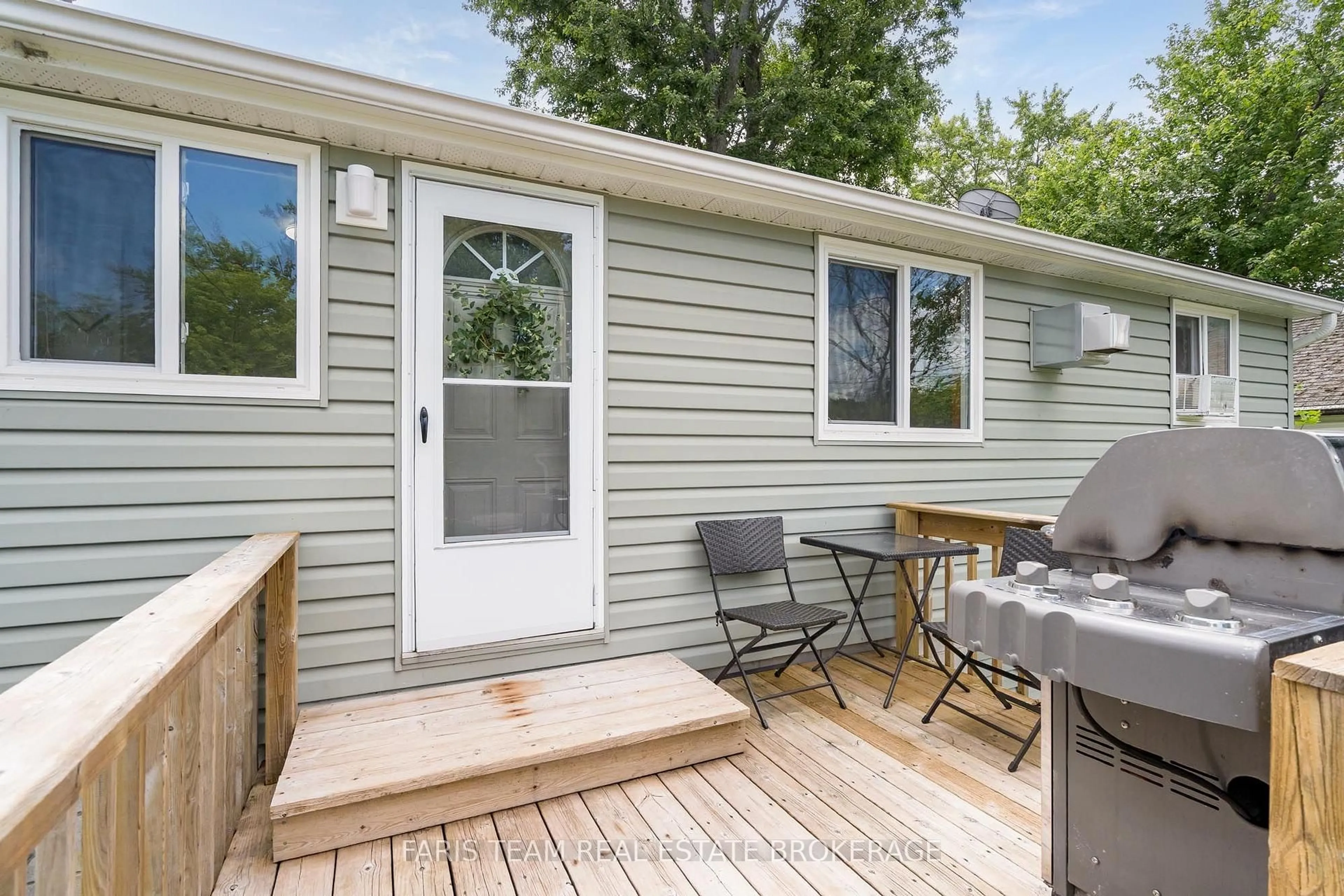 Patio, unknown for 1067 Park Pl, Innisfil Ontario L0L 1K0