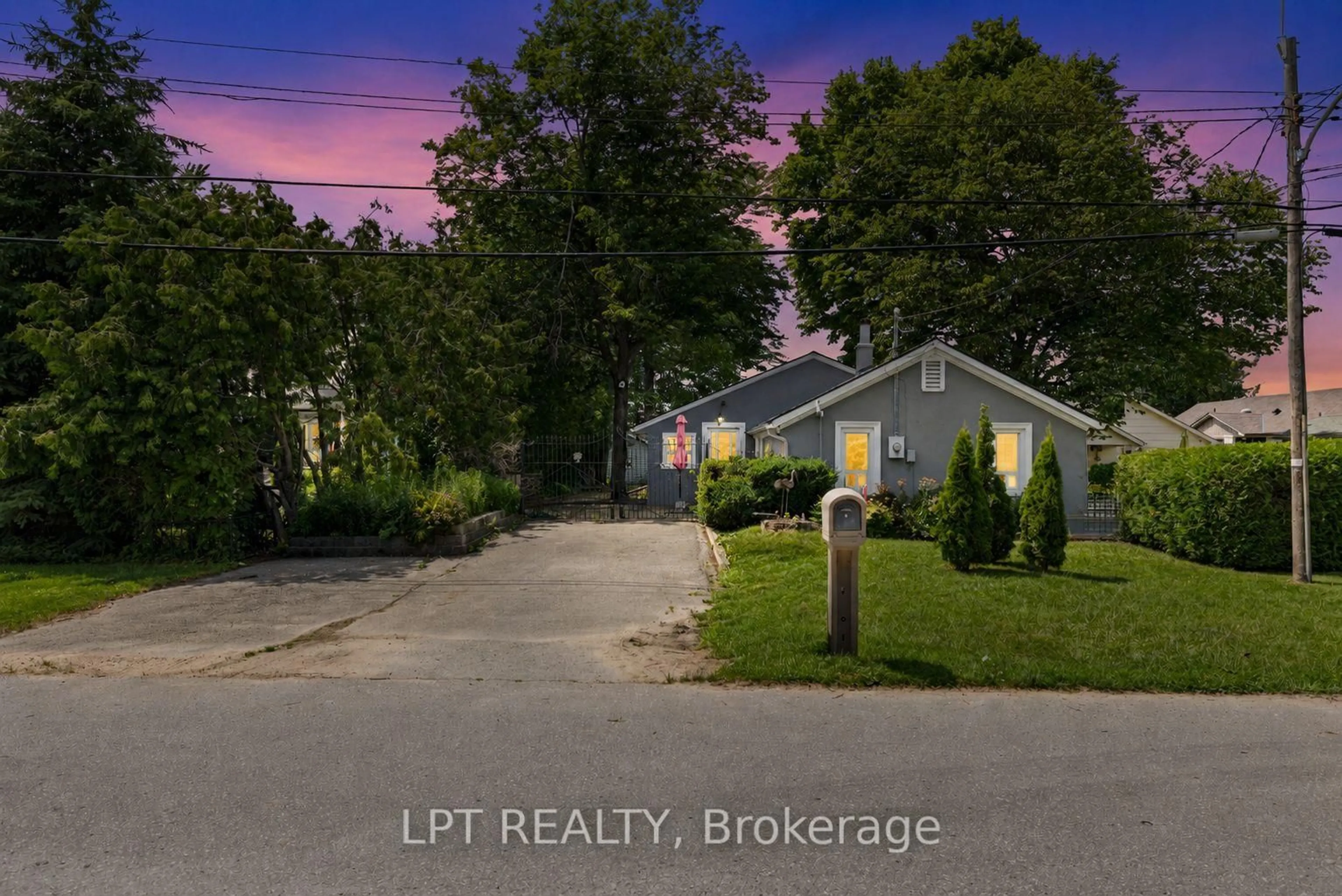 A pic from outside/outdoor area/front of a property/back of a property/a pic from drone, street for 66 Blue Heron Dr, Georgina Ontario L0E 1N0