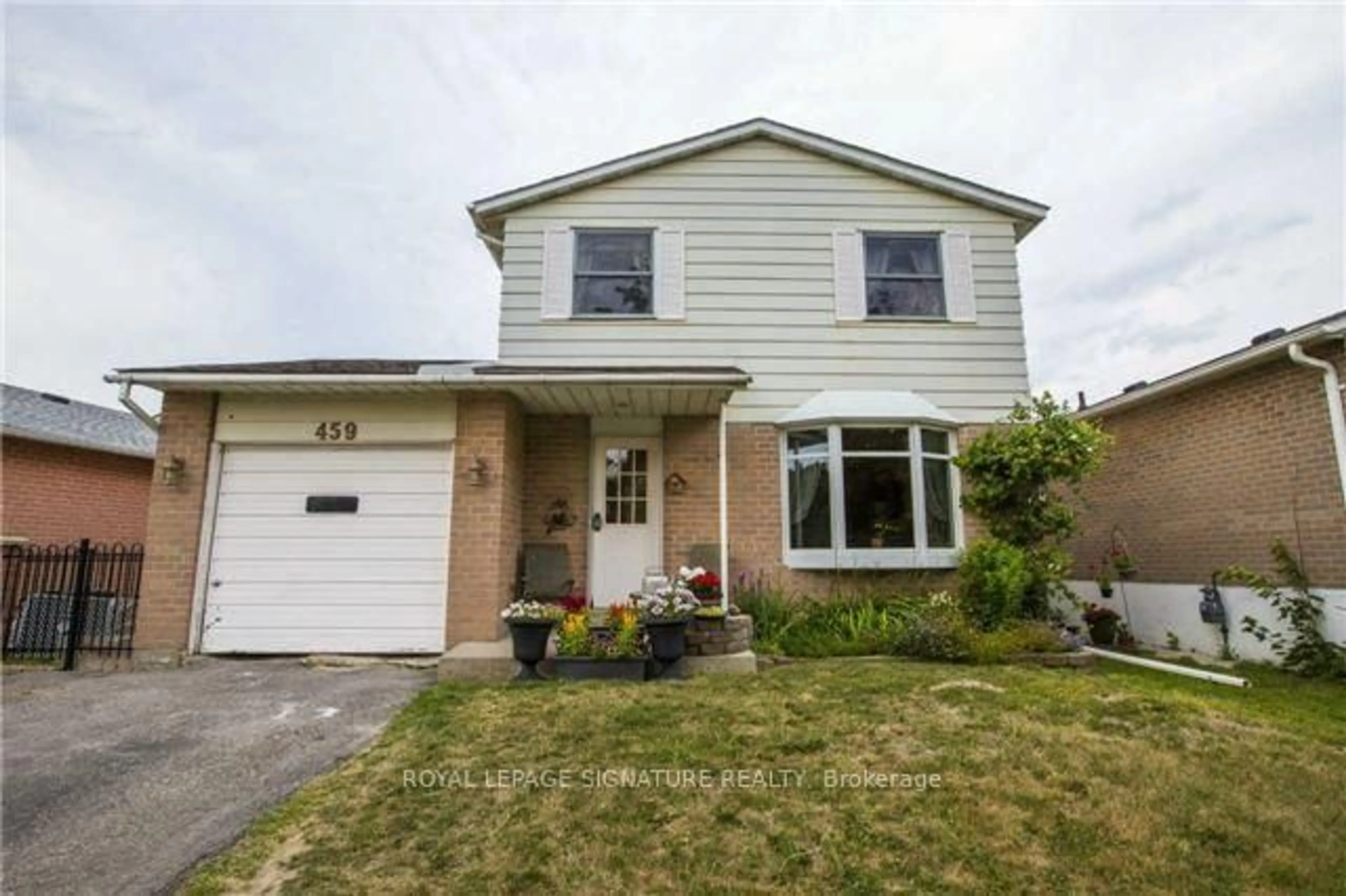 Home with vinyl exterior material, street for 459 Dixon Blvd, Newmarket Ontario L3Y 5C9