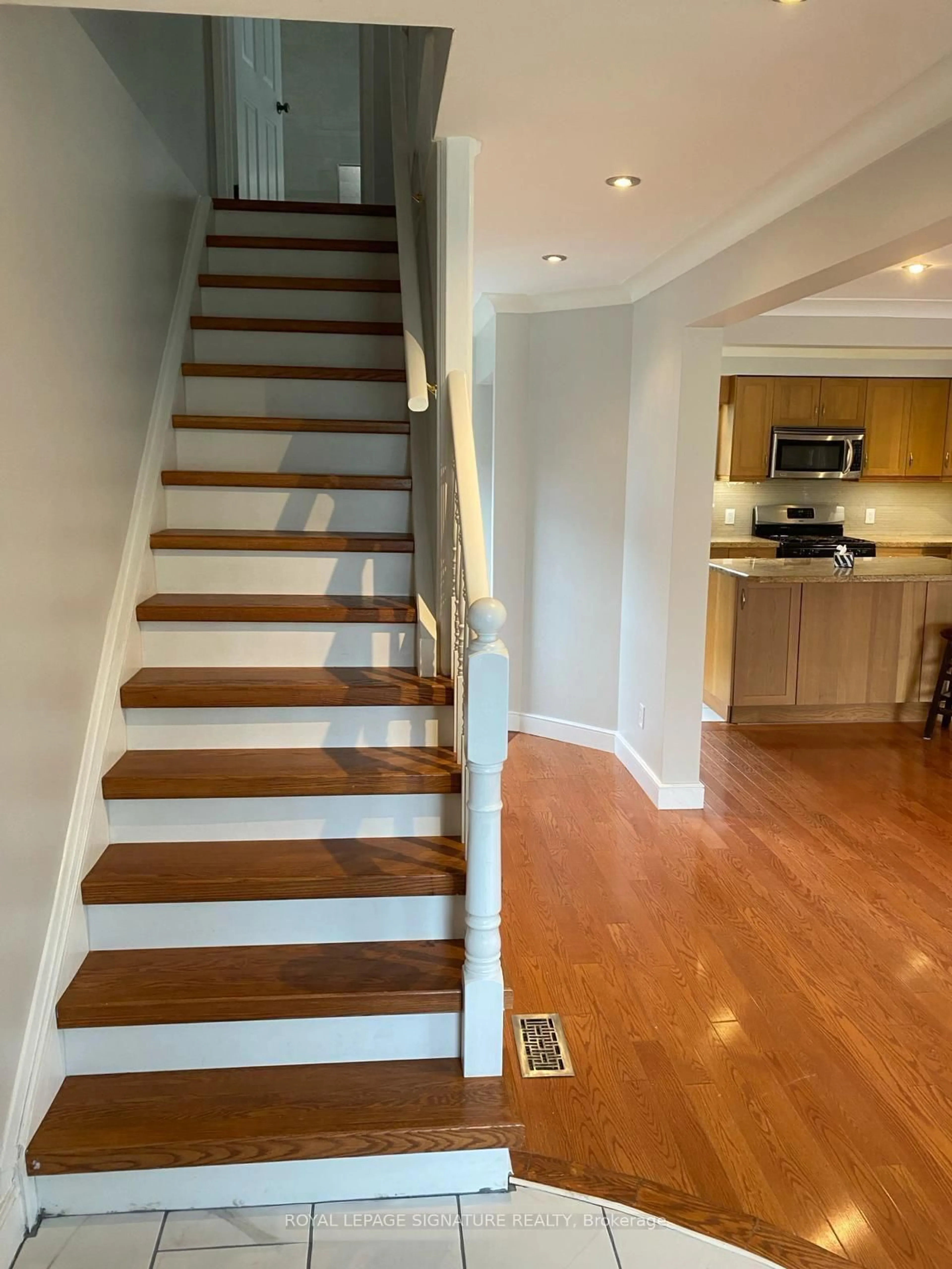 Stairs for 459 Dixon Blvd, Newmarket Ontario L3Y 5C9