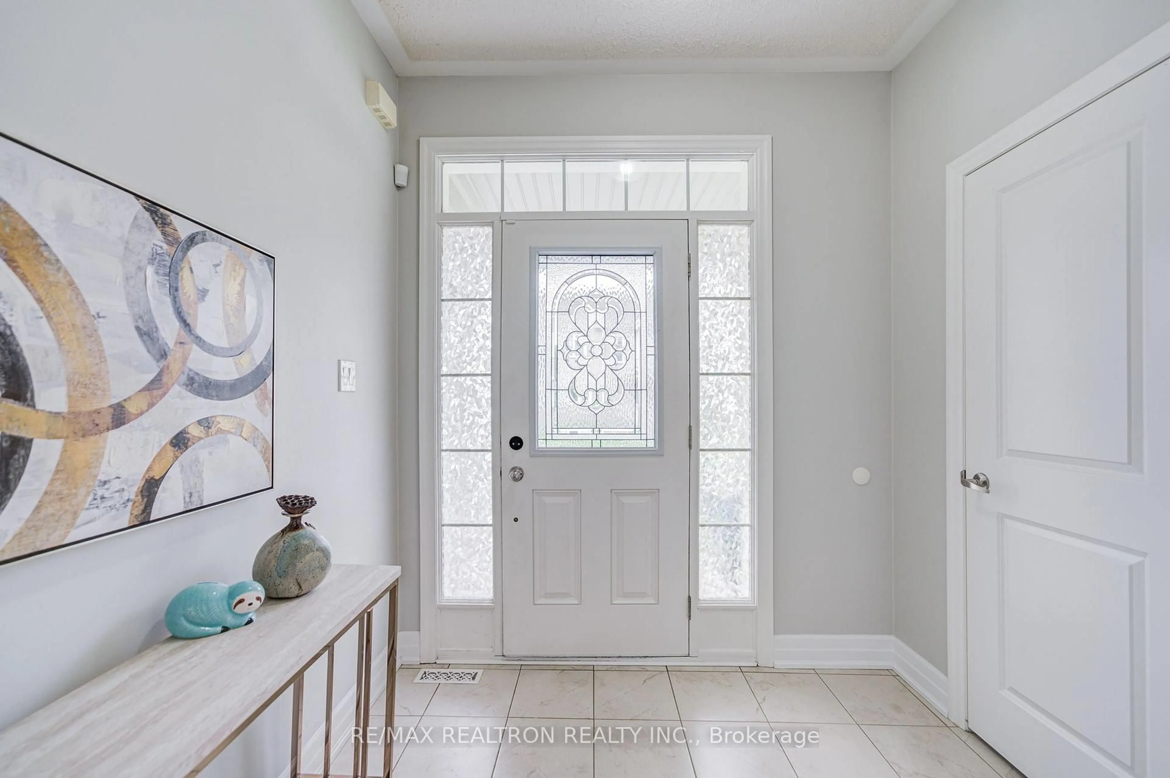 Indoor entryway for 48 Robert Wilson Cres, Georgina Ontario L4P 4P1