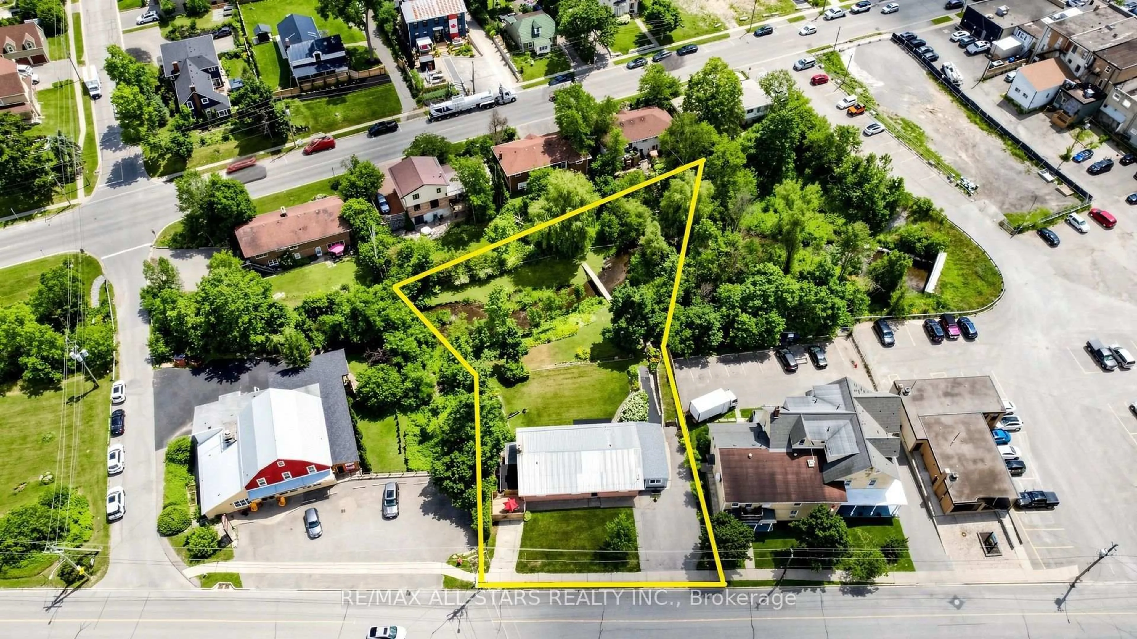 A pic from outside/outdoor area/front of a property/back of a property/a pic from drone, street for 43 Toronto St, Uxbridge Ontario L9P 1E6