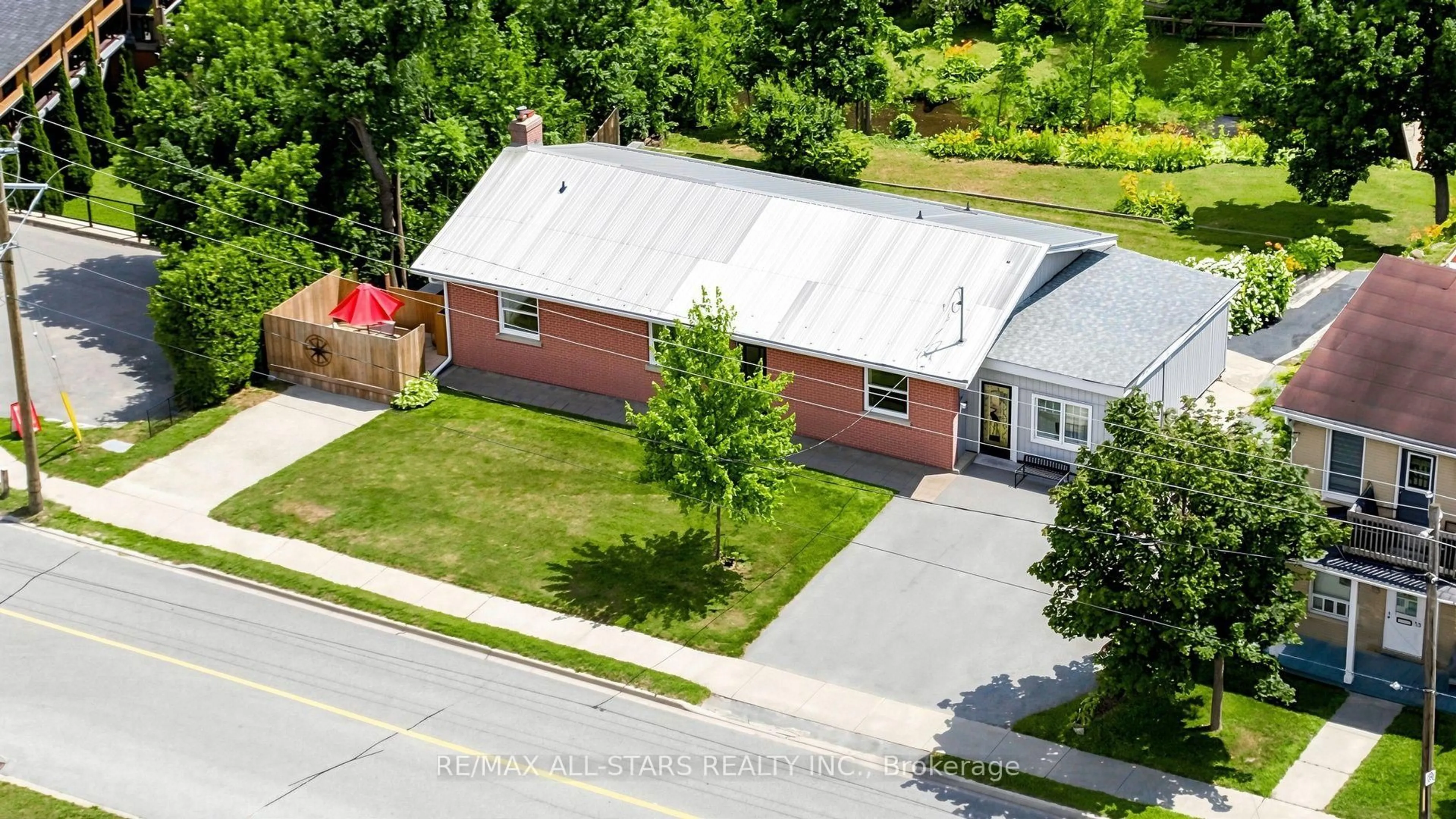 A pic from outside/outdoor area/front of a property/back of a property/a pic from drone, street for 43 Toronto St, Uxbridge Ontario L9P 1E6