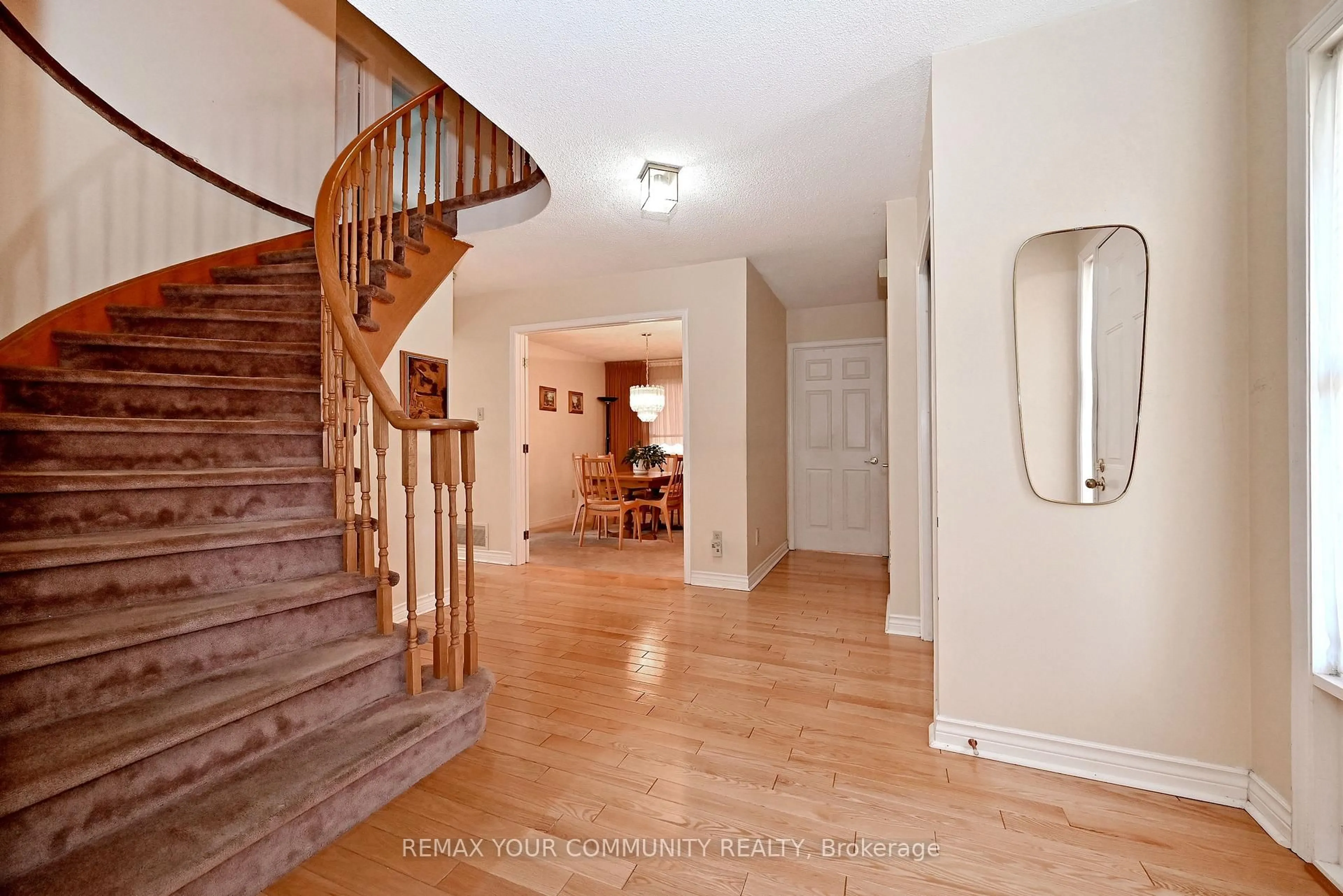 Indoor entryway for 49 Tribbling Cres, Aurora Ontario L4G 4W7