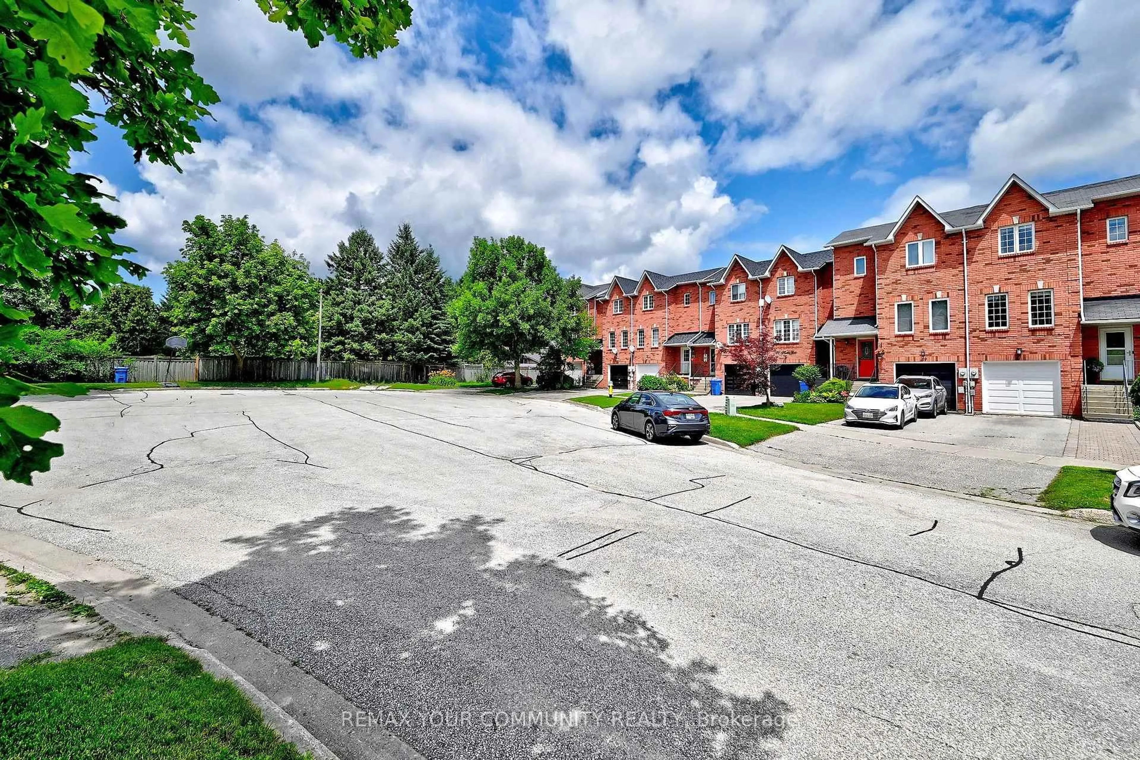 A pic from outside/outdoor area/front of a property/back of a property/a pic from drone, street for 57 Hattie Crt, Georgina Ontario L4P 3Z8