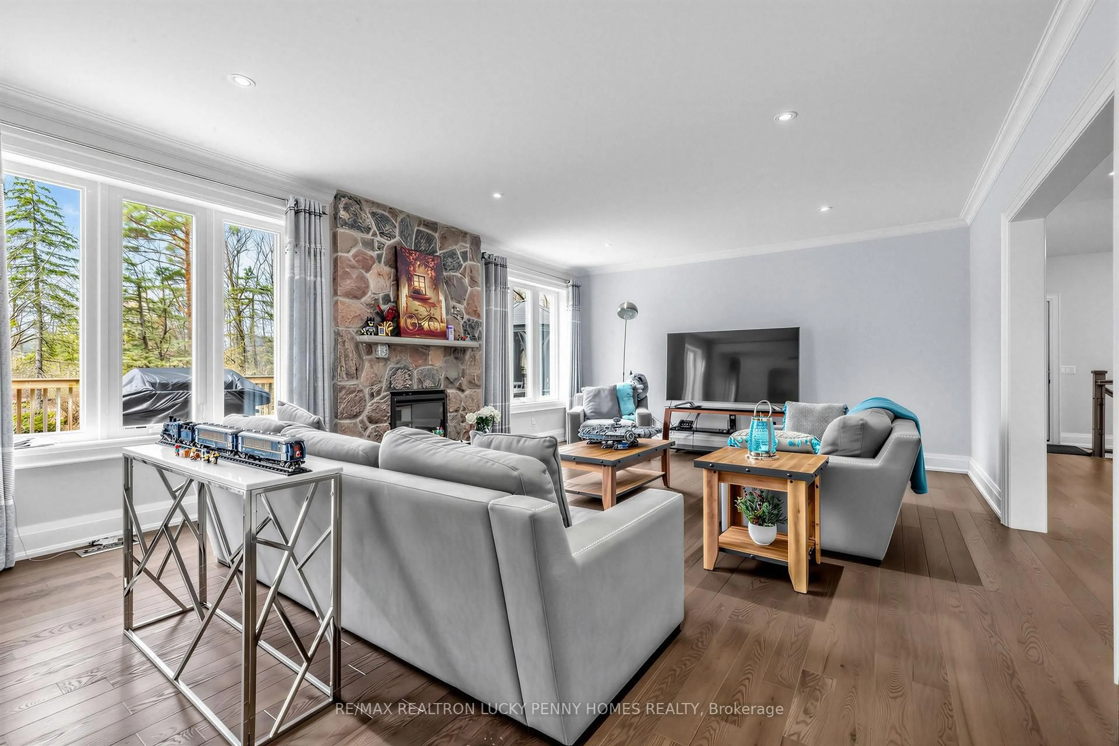 Living room with furniture, unknown for 18 Walnut Glen Pl, Markham Ontario L6C 1A3