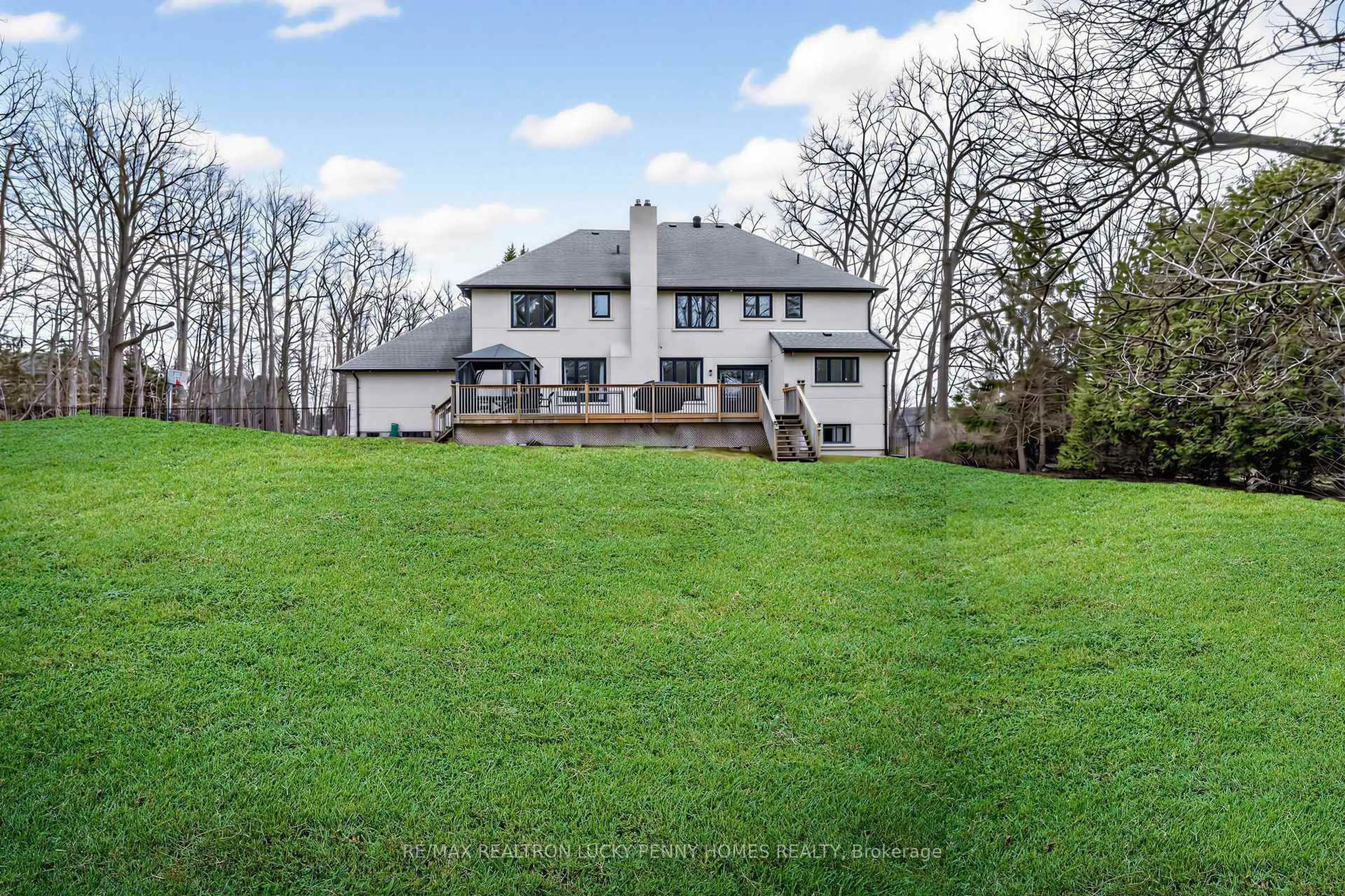 A pic from outside/outdoor area/front of a property/back of a property/a pic from drone, water/lake/river/ocean view for 18 Walnut Glen Pl, Markham Ontario L6C 1A3