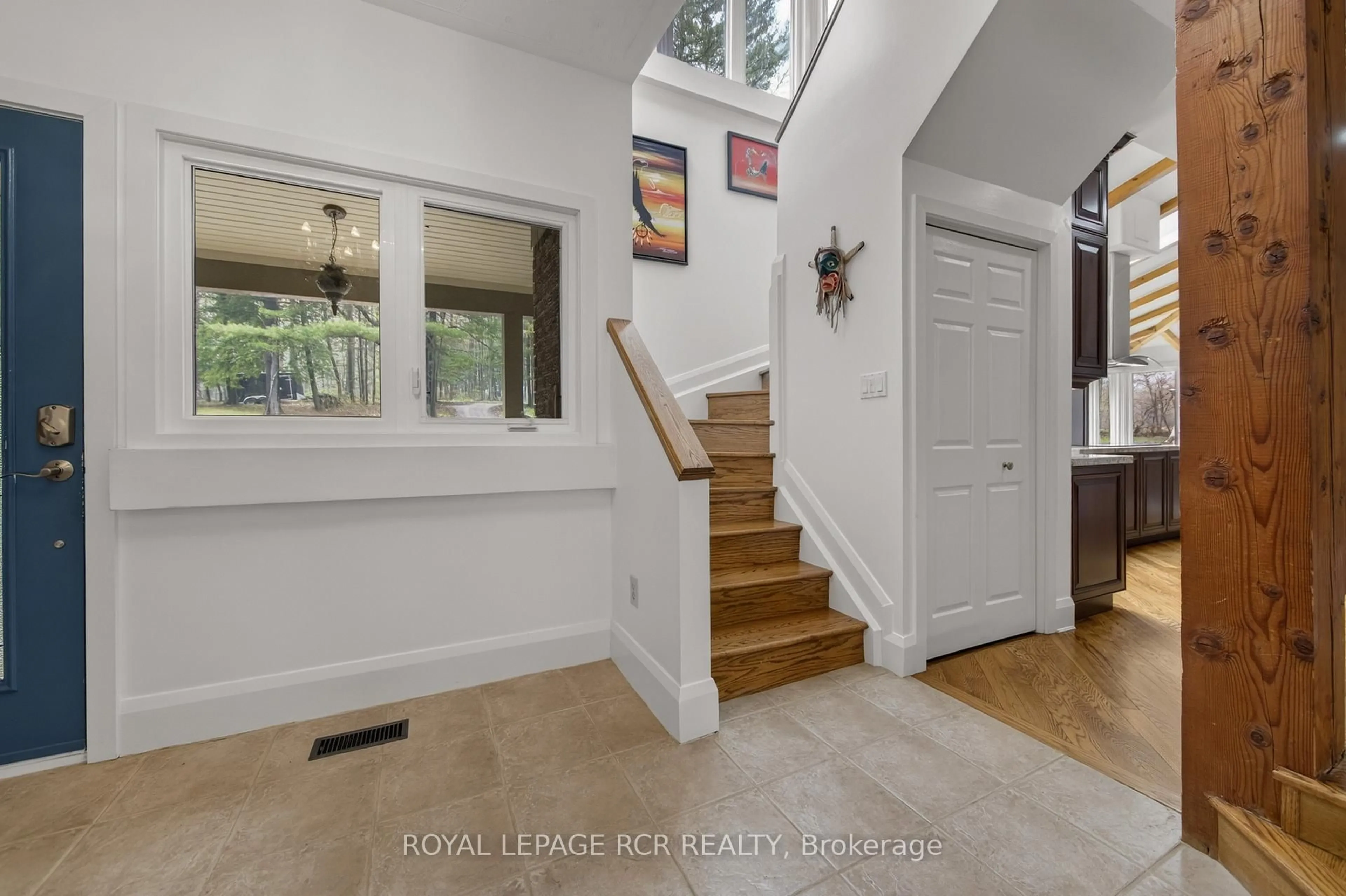 Indoor entryway for 16365 Bathurst St, Newmarket Ontario L3X 1Z8