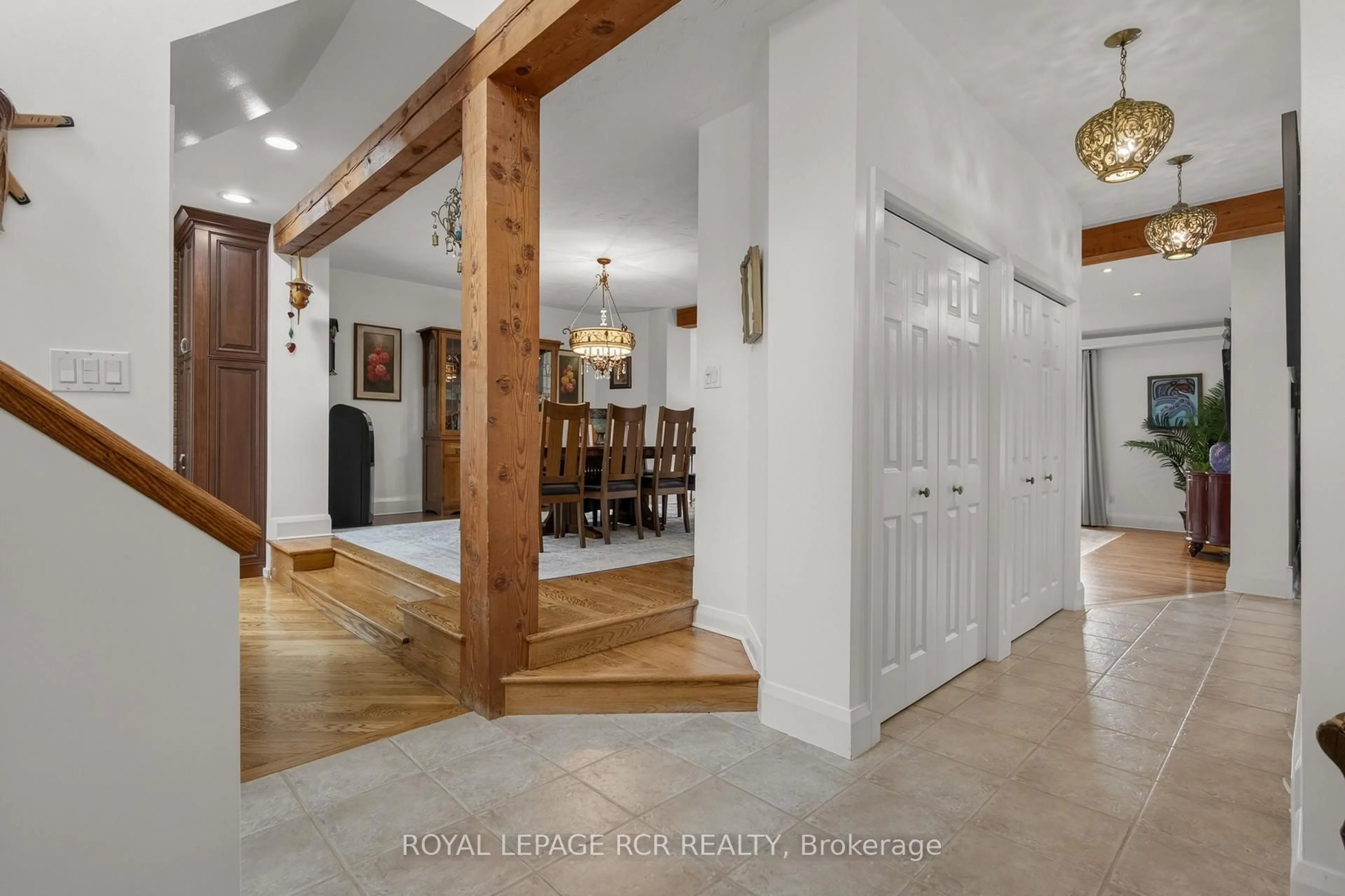 Indoor entryway for 16365 Bathurst St, Newmarket Ontario L3X 1Z8