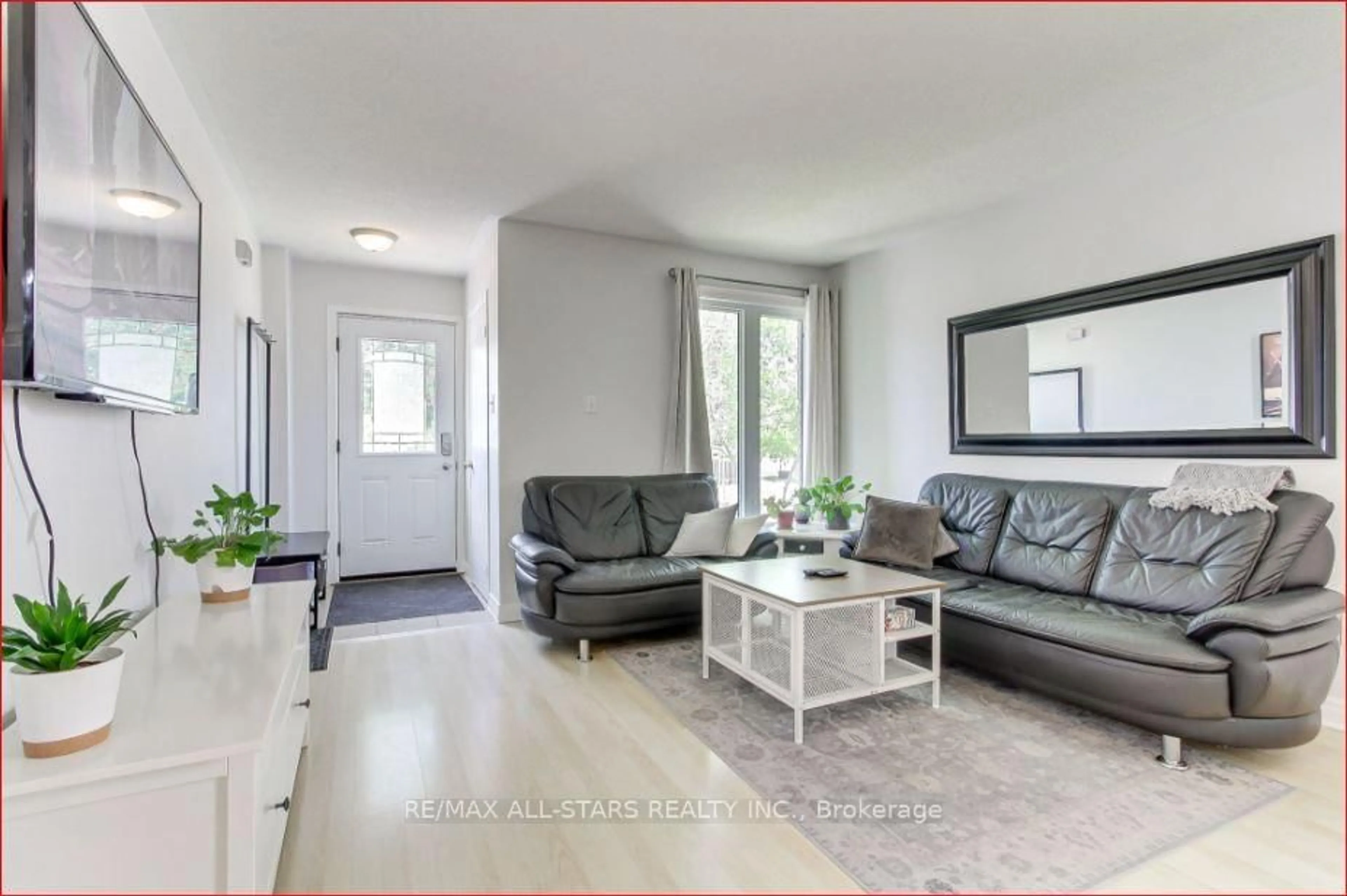 Living room with furniture, unknown for 91 Kate Aitken Cres, New Tecumseth Ontario L0G 1A0