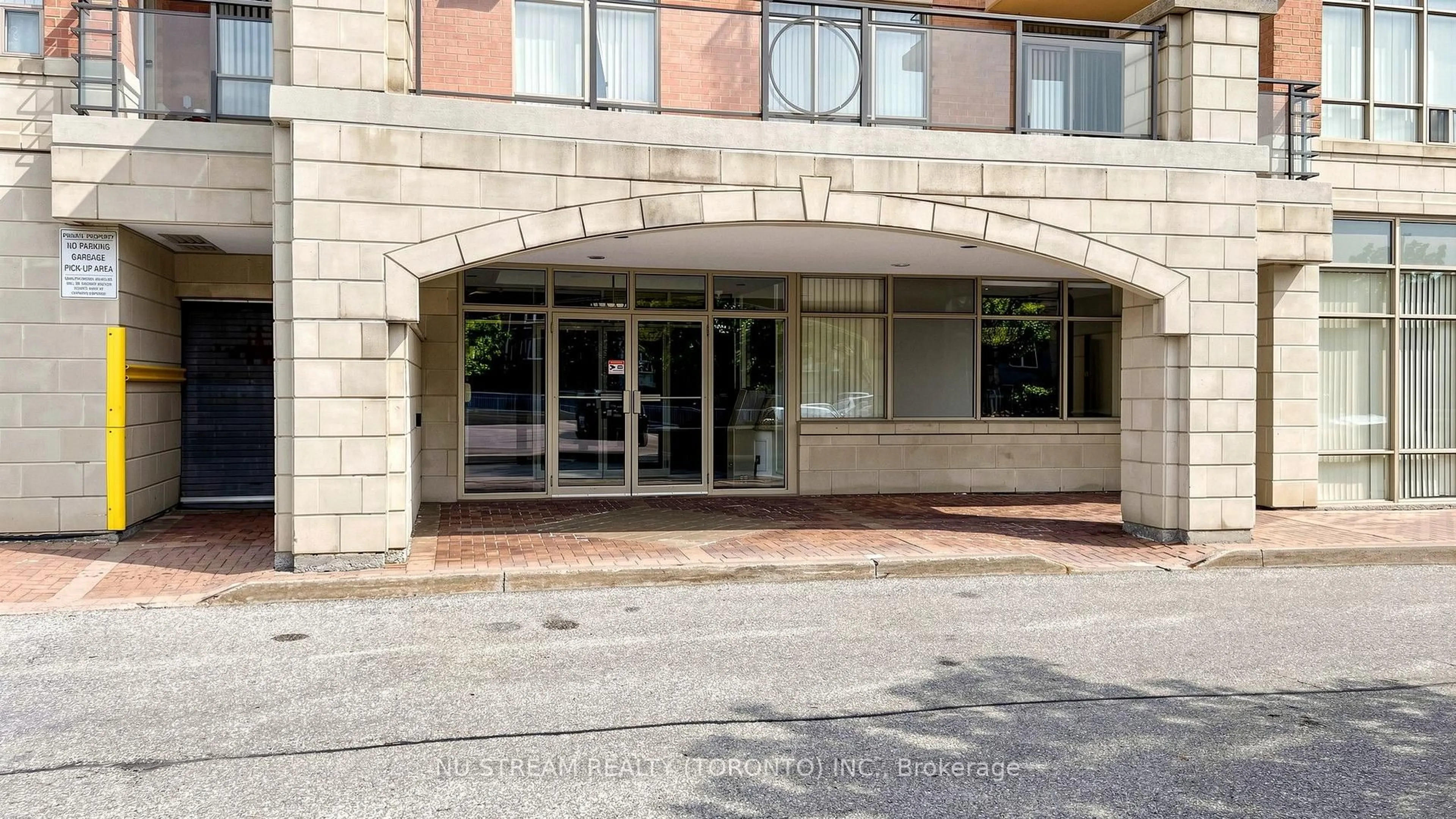 Indoor foyer for 130 Pond Dr #106, Markham Ontario L3T 7W5
