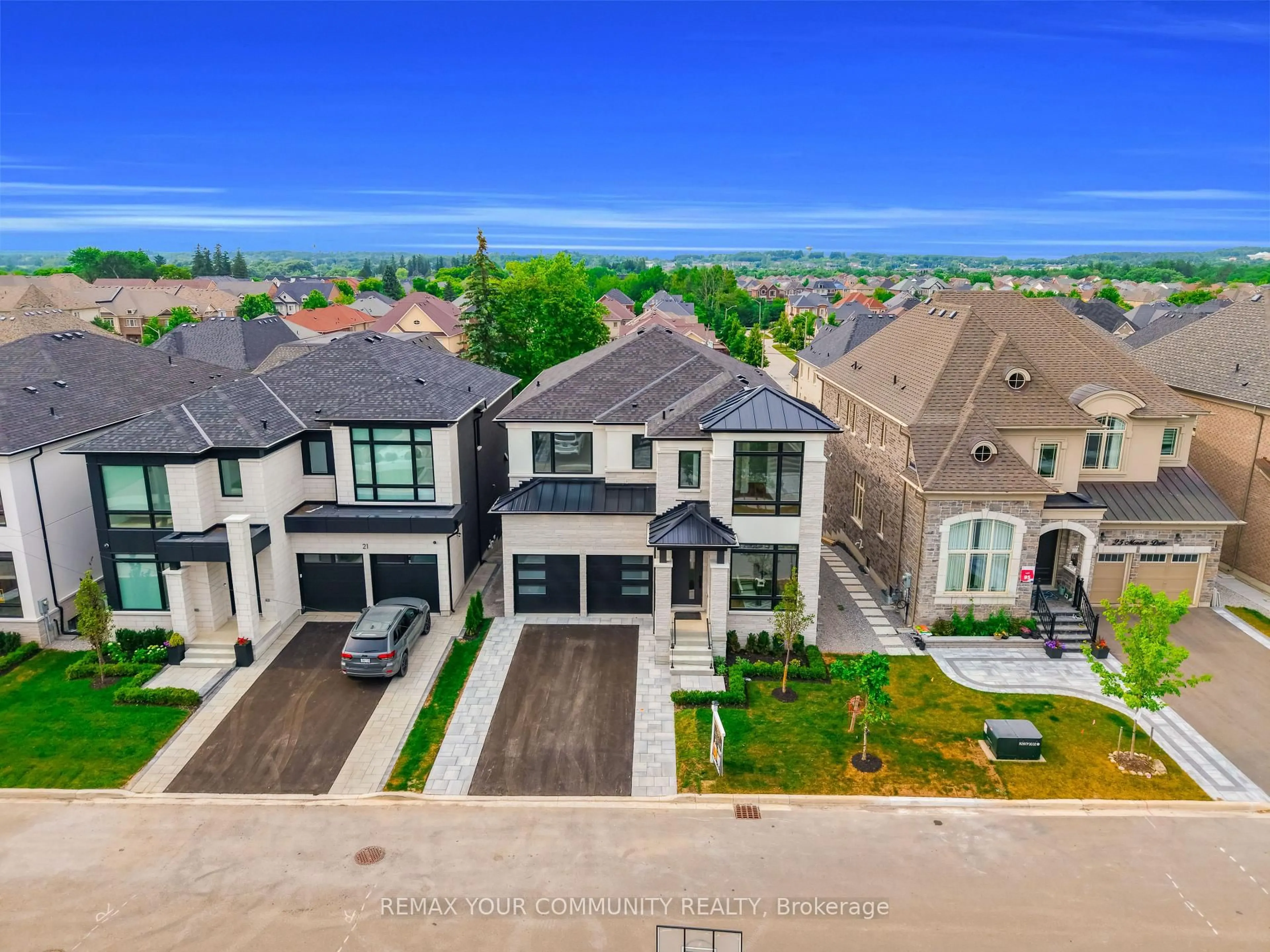 A pic from outside/outdoor area/front of a property/back of a property/a pic from drone, street for 23 Menotti Dr, Richmond Hill Ontario L4E 2Z2