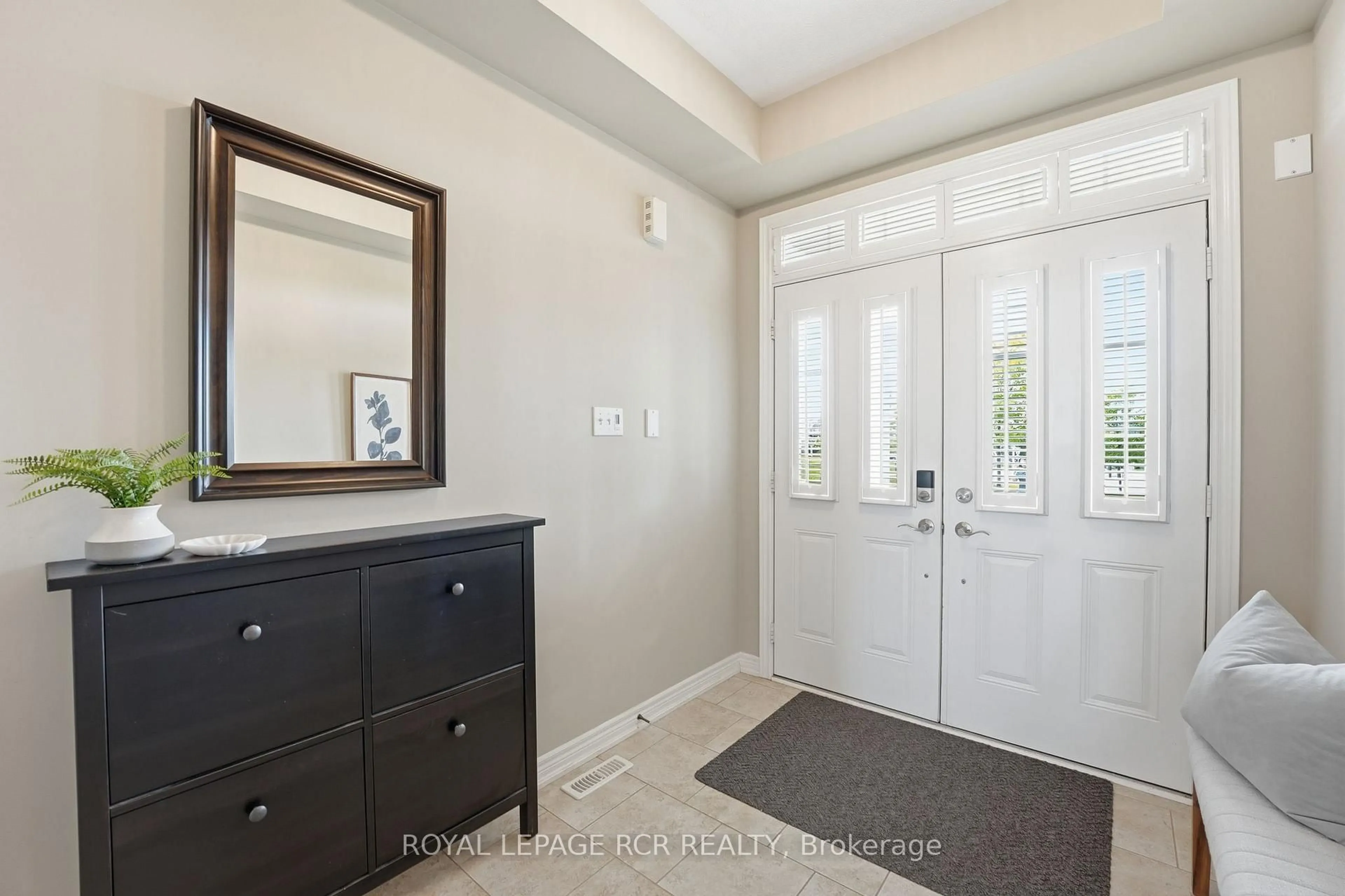 Indoor entryway for 179 Laurendale Ave, Georgina Ontario L4P 0C2