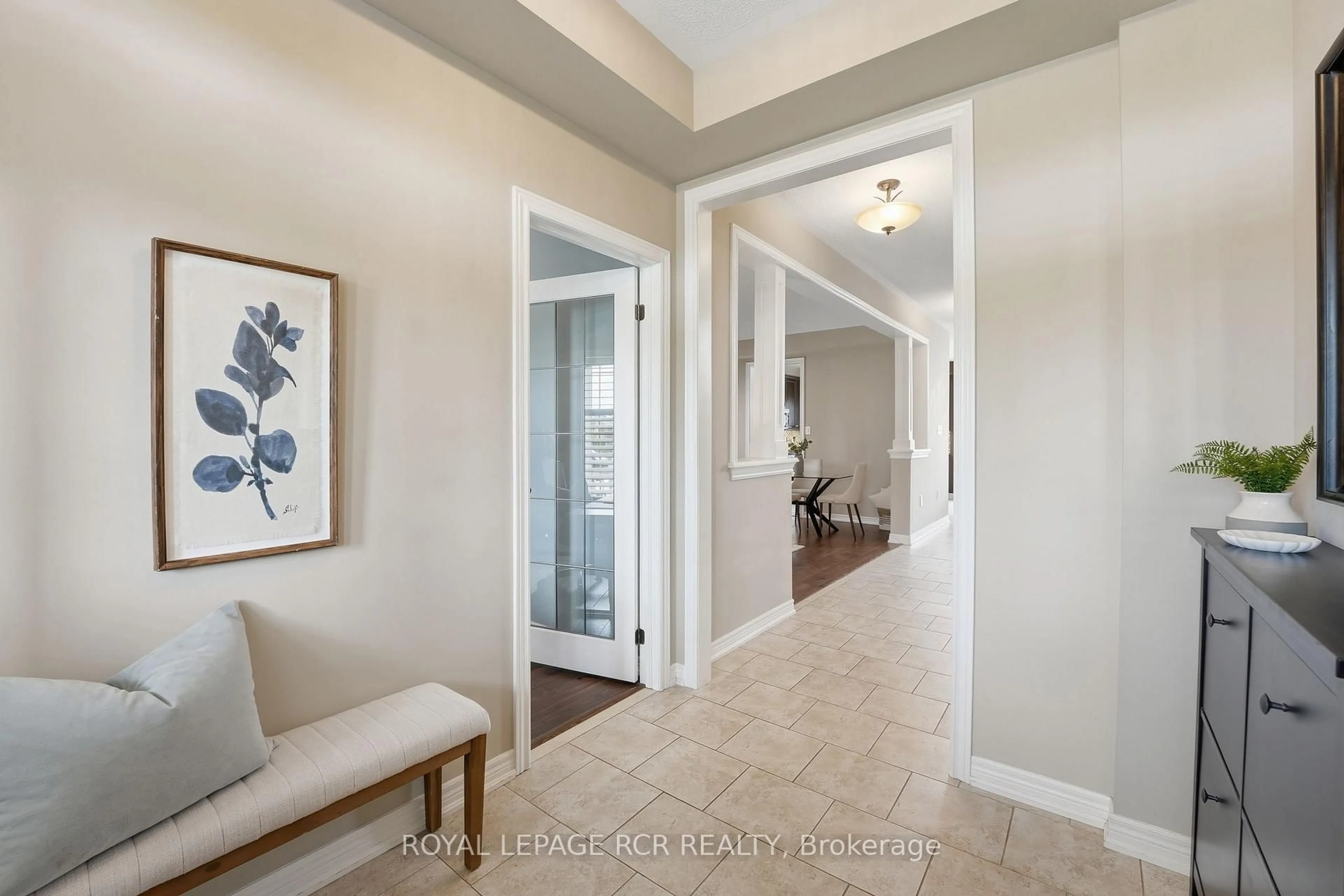 Indoor entryway for 179 Laurendale Ave, Georgina Ontario L4P 0C2
