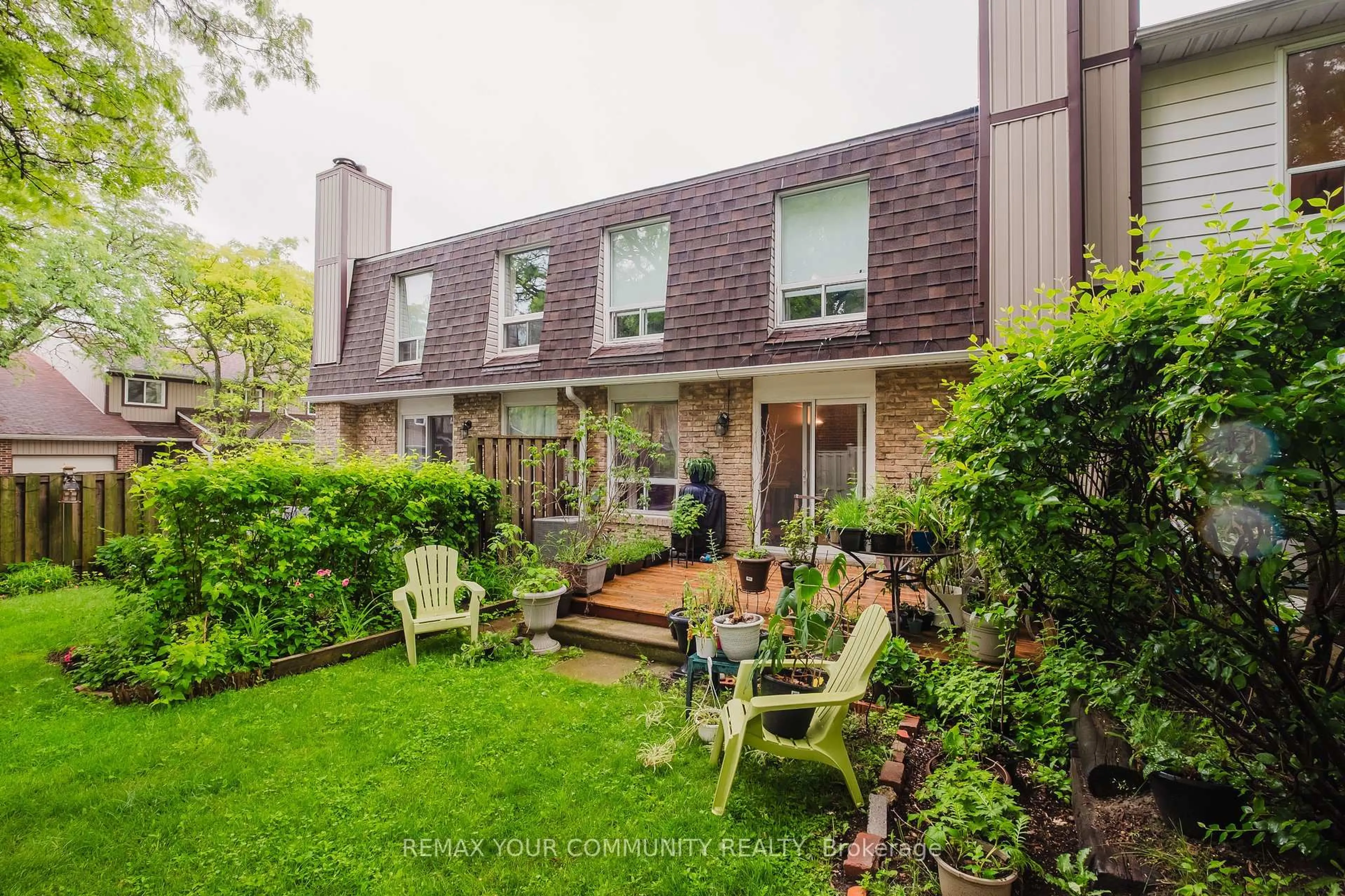 Home with brick exterior material, street for 27 Dunkeld Way, Markham Ontario L3T 4Y8