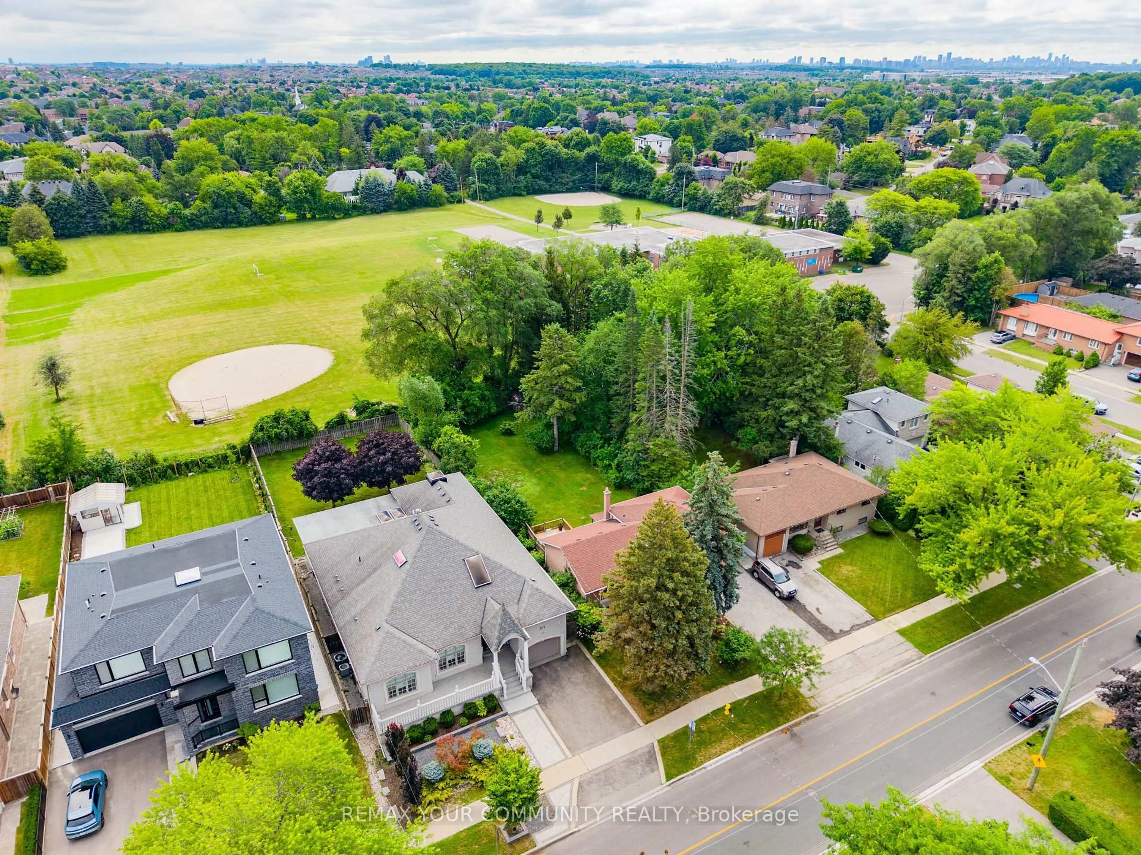 A pic from outside/outdoor area/front of a property/back of a property/a pic from drone, street for 35 Netherford Rd, Vaughan Ontario L6A 1C7