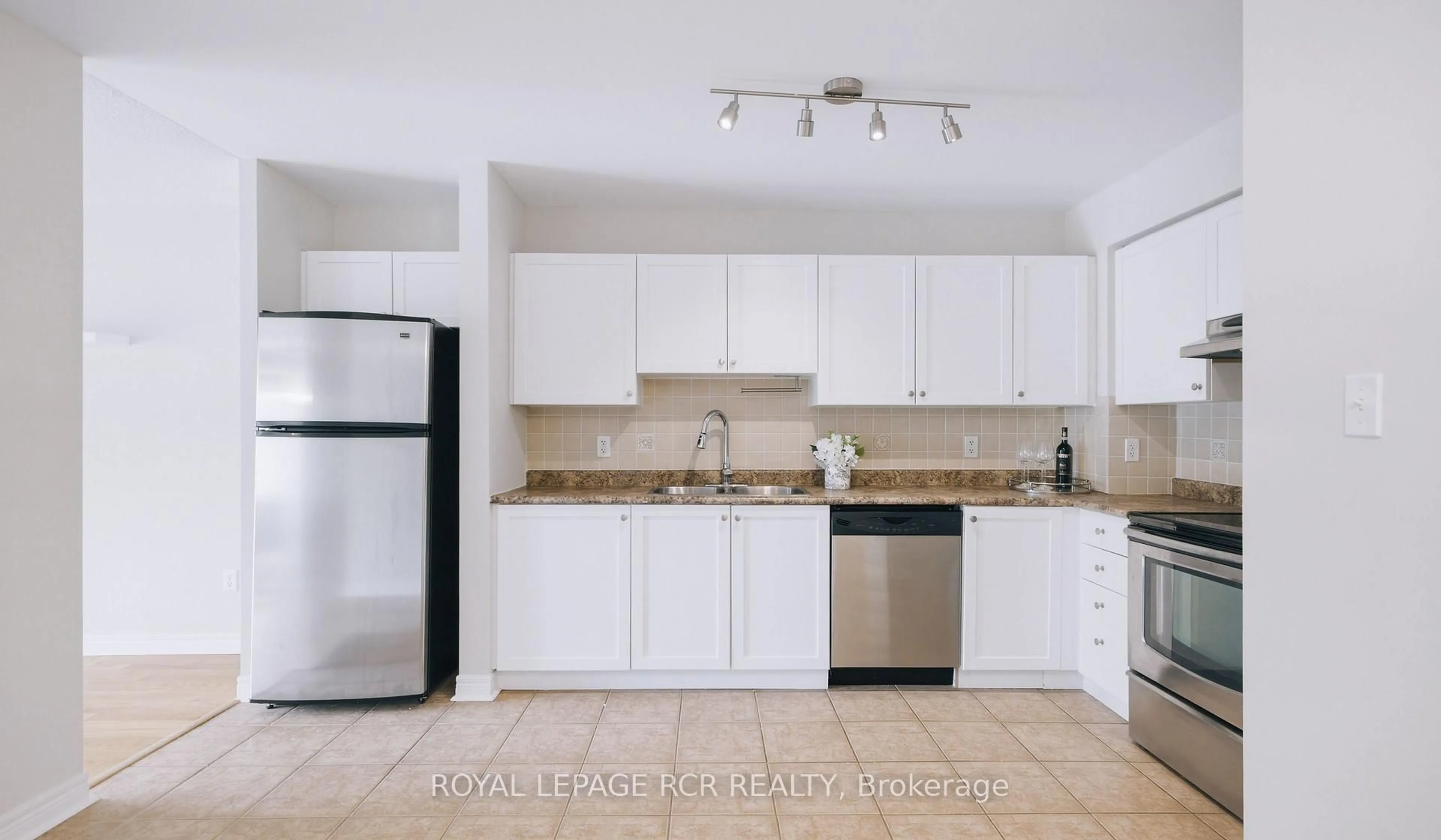Standard kitchen, ceramic/tile floor for 32 Church St #307, King Ontario L0G 1T0