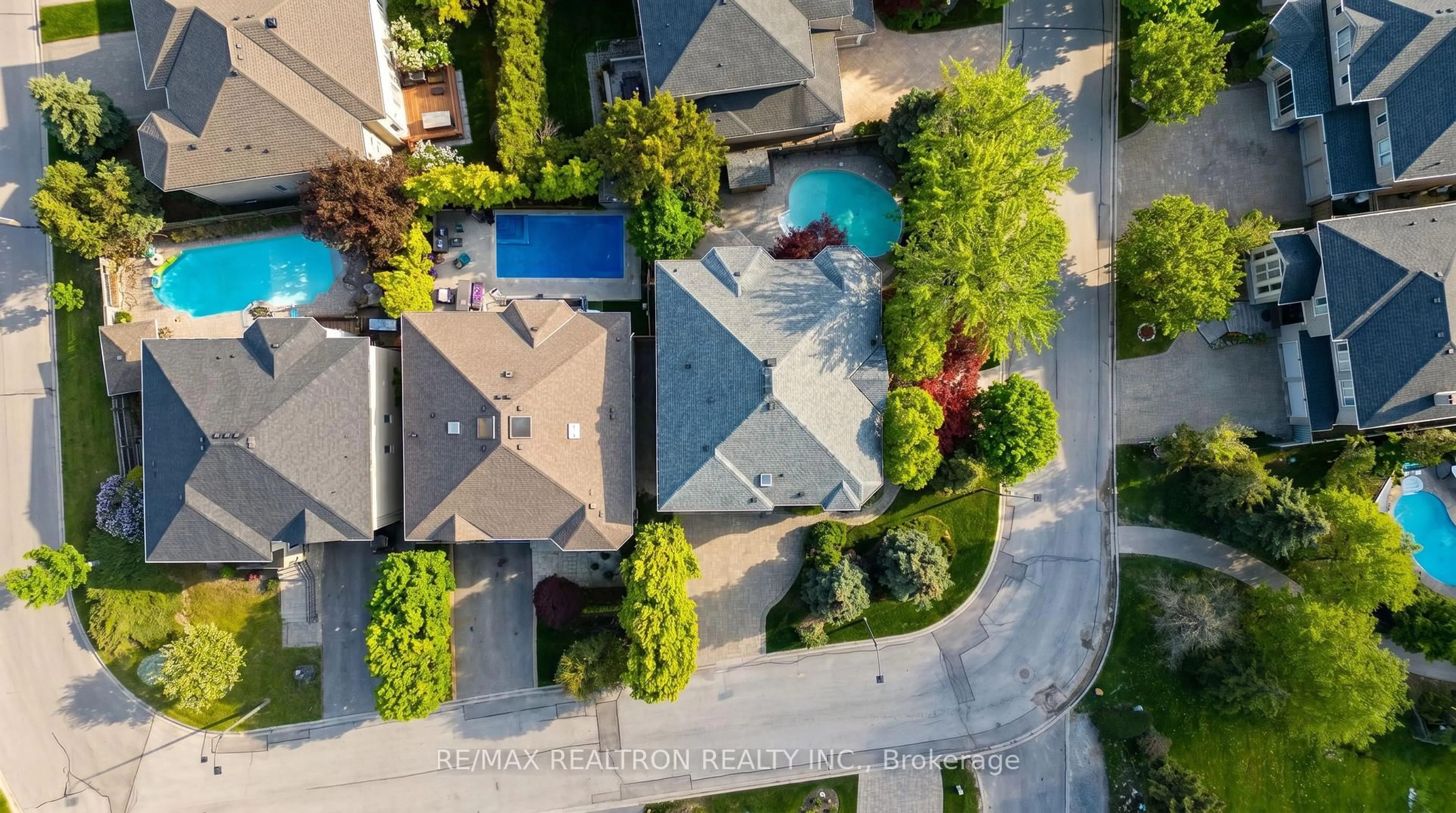 A pic from outside/outdoor area/front of a property/back of a property/a pic from drone, street for 171 Lawrie Rd, Vaughan Ontario L4J 8N6