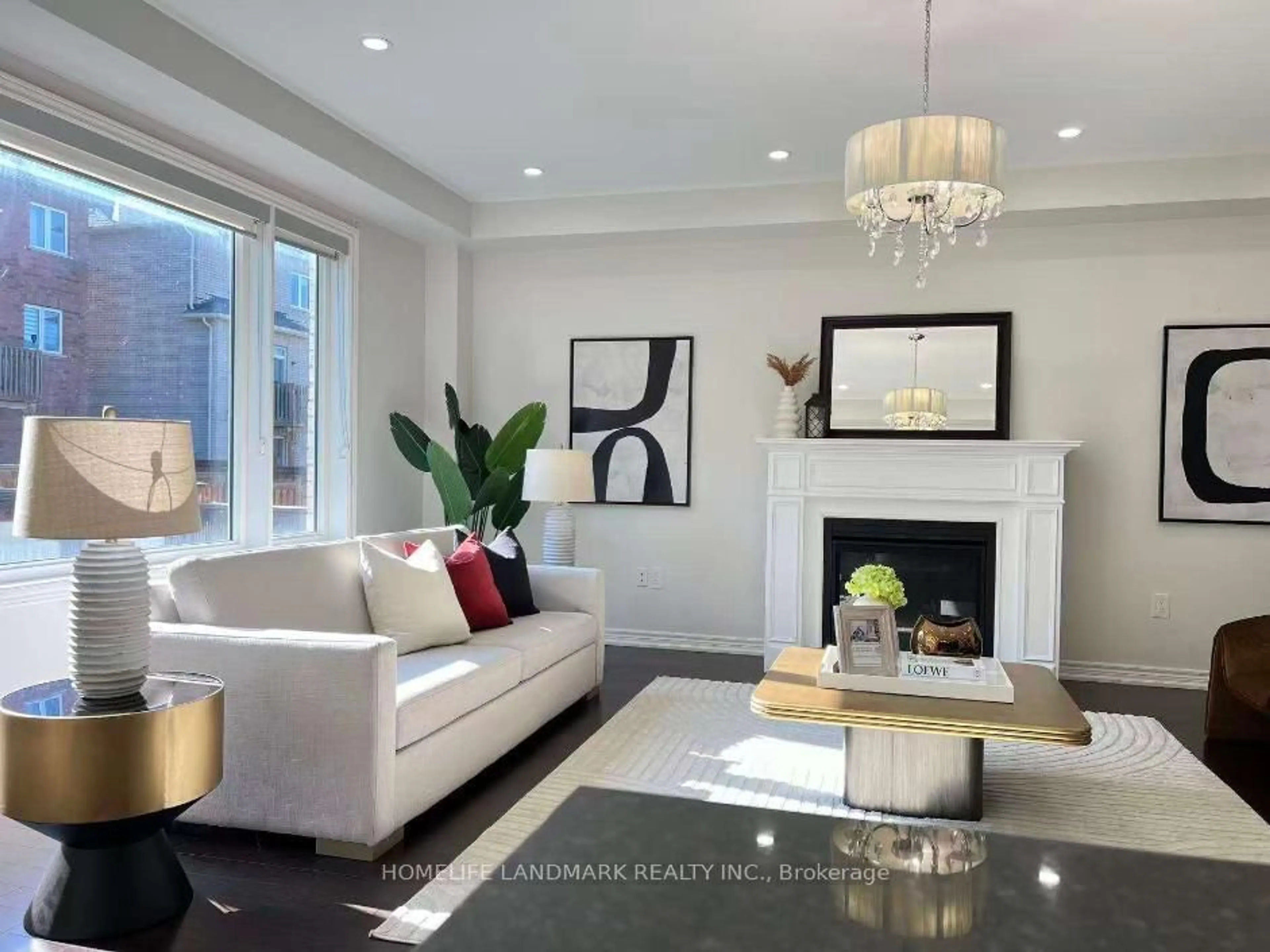 Living room with furniture, unknown for 79 Forest Edge Cres, East Gwillimbury Ontario L9N 1R8