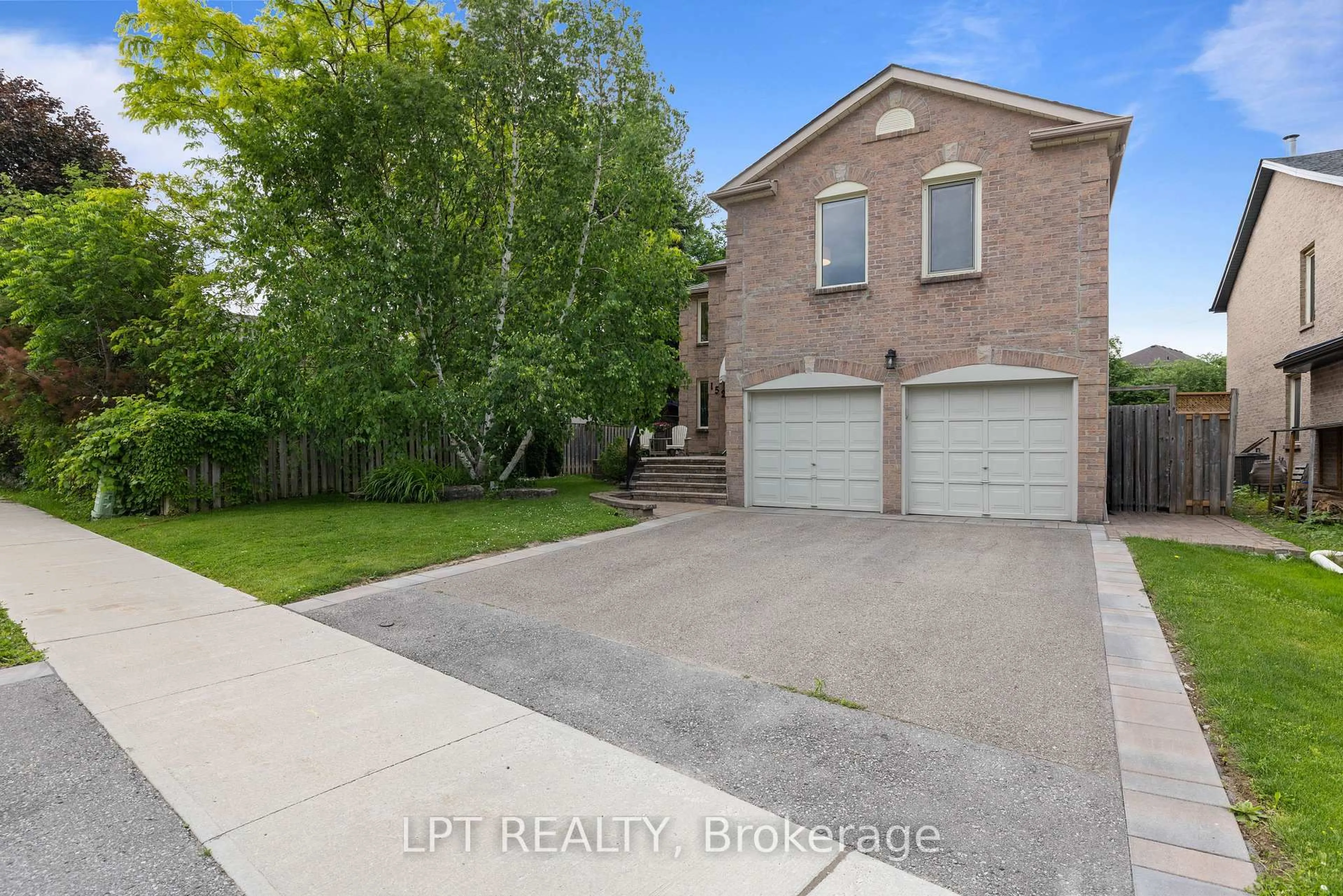 A pic from outside/outdoor area/front of a property/back of a property/a pic from drone, street for 152 McCaffrey Rd, Newmarket Ontario L3X 1K2