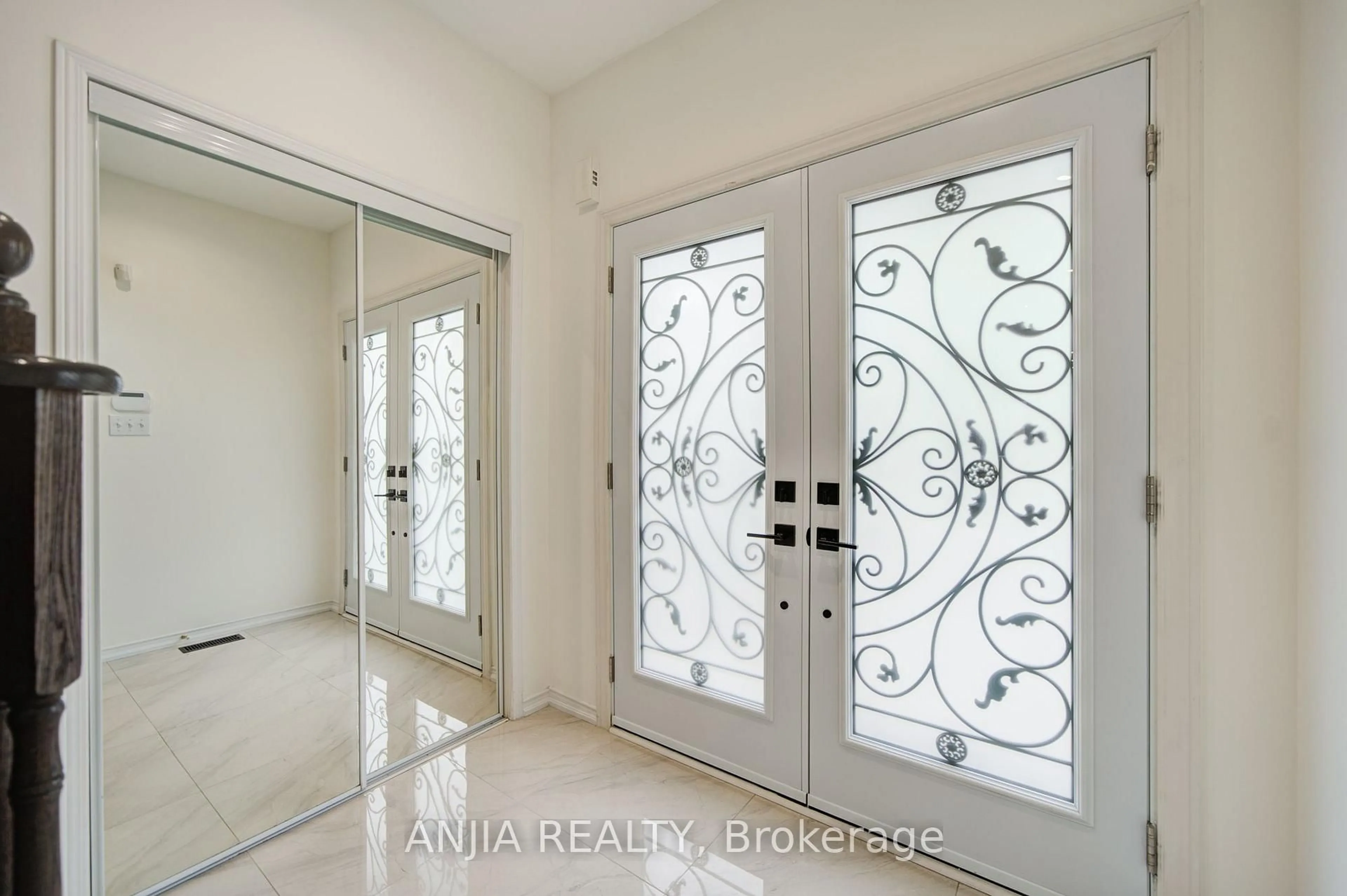 Indoor entryway for 106 Vera Lynn Cres, Whitchurch-Stouffville Ontario L4A 0X6