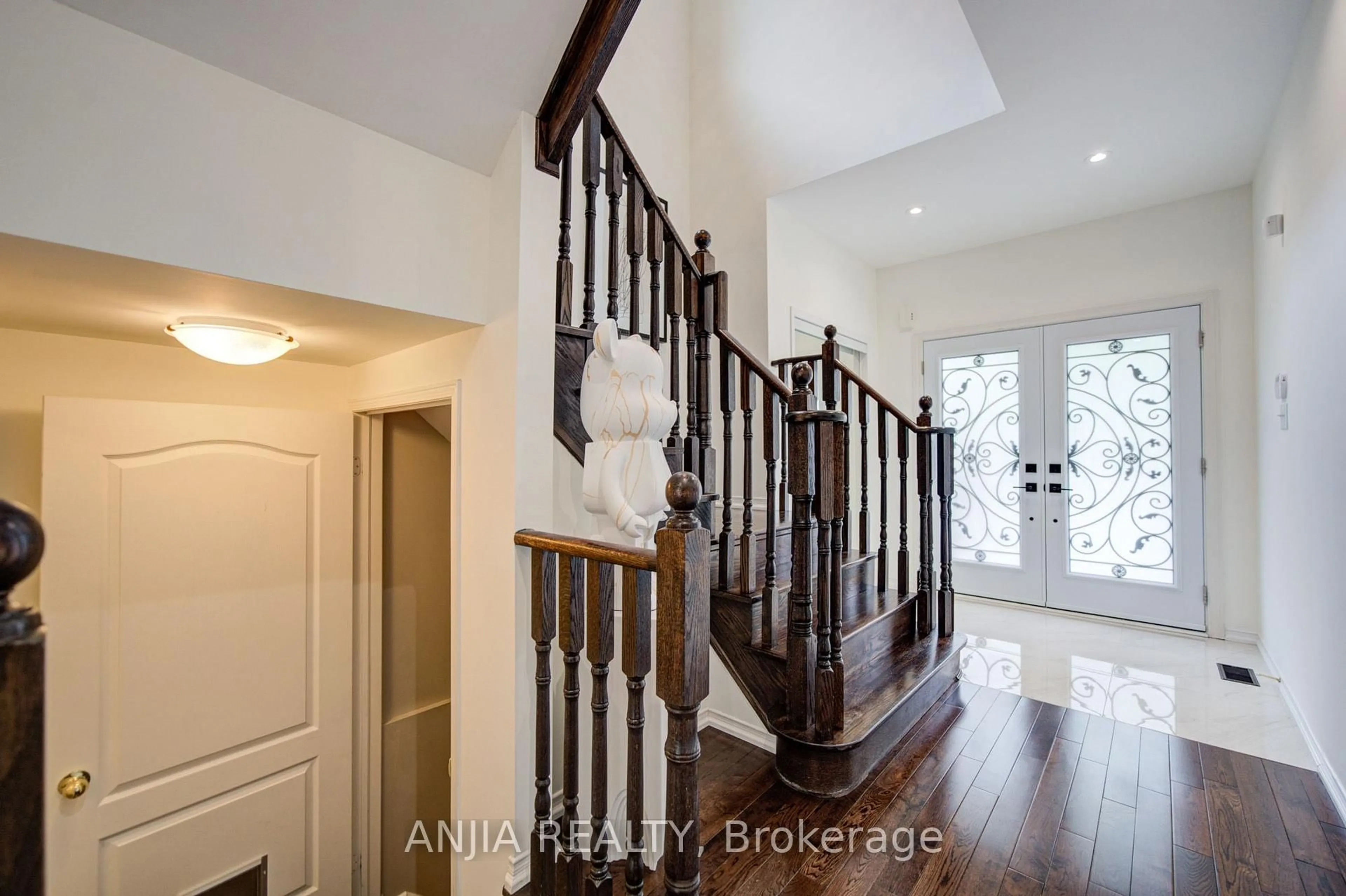 Indoor entryway for 106 Vera Lynn Cres, Whitchurch-Stouffville Ontario L4A 0X6