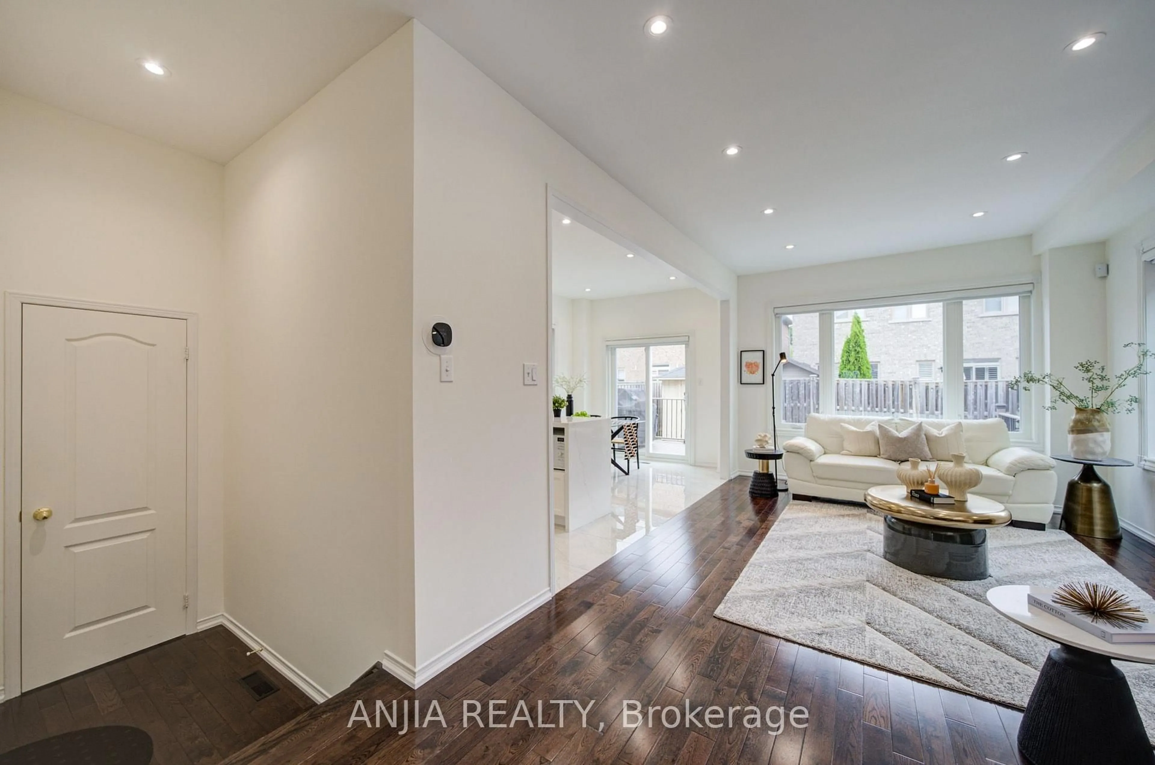 Indoor entryway for 106 Vera Lynn Cres, Whitchurch-Stouffville Ontario L4A 0X6