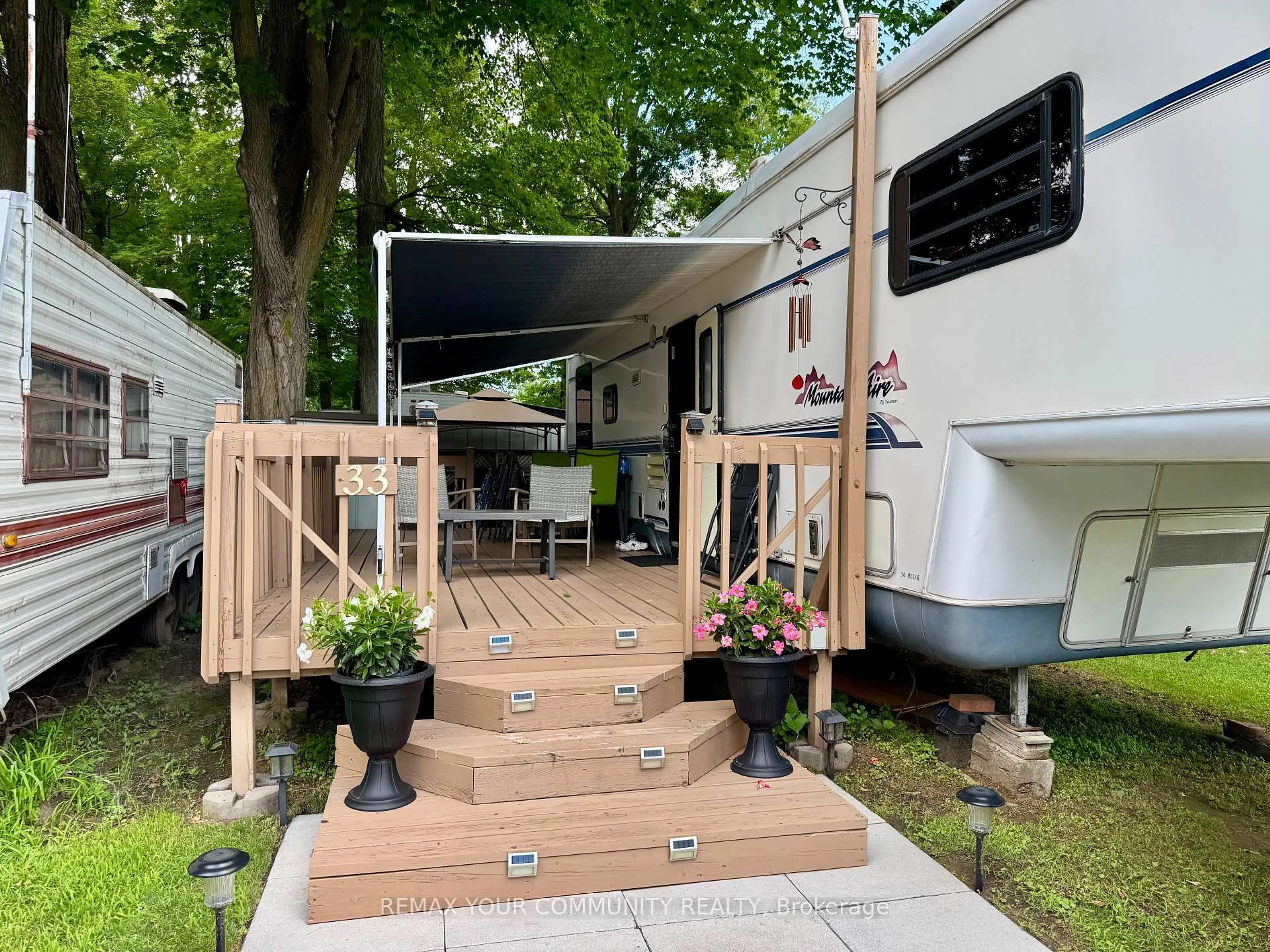 Patio, street for 285 Crydermans Sdrd #33, Georgina Ontario L0E 1A0