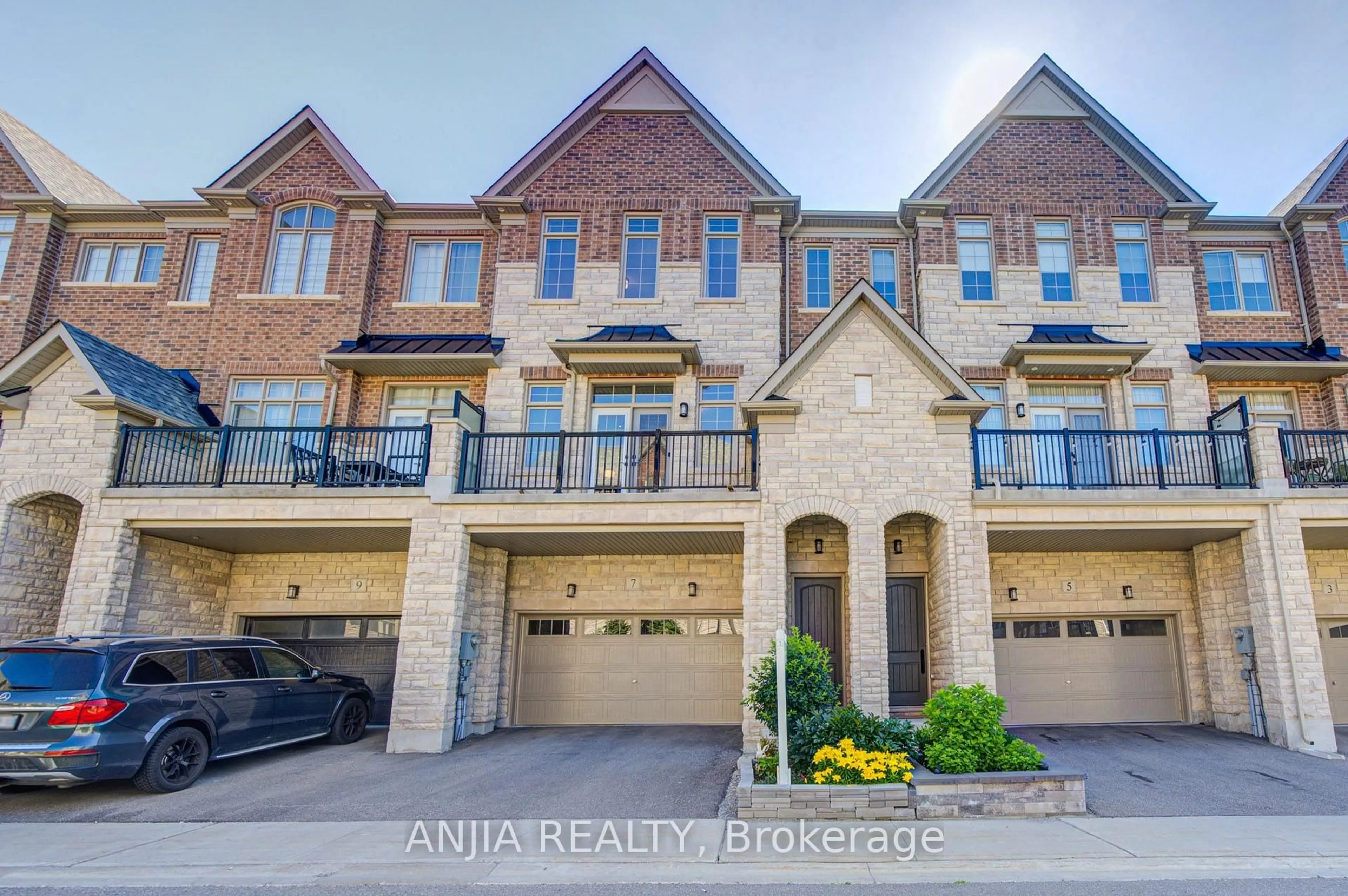 A pic from outside/outdoor area/front of a property/back of a property/a pic from drone, street for 7 Beaufort Way, Markham Ontario L6C 0Y7