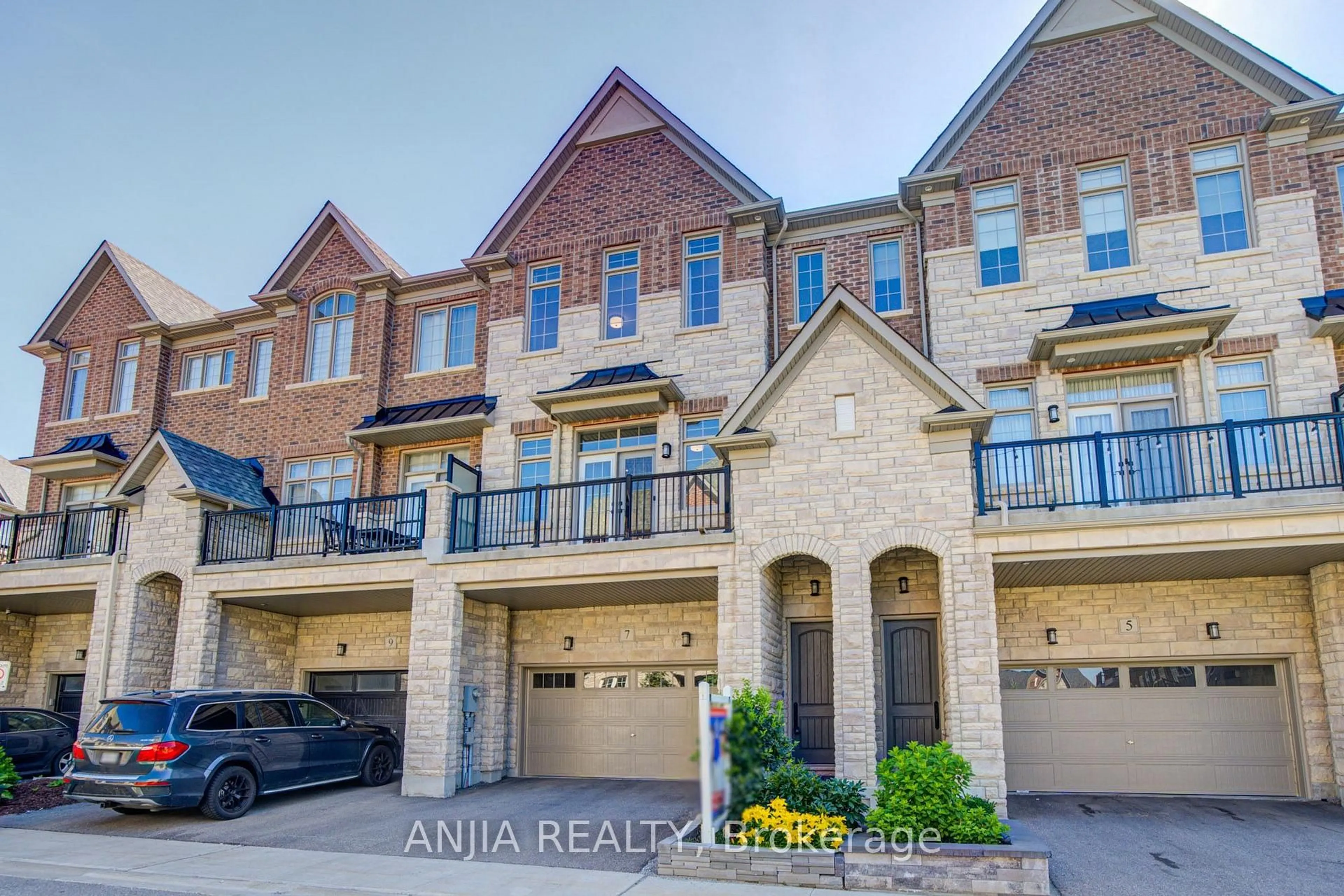 A pic from outside/outdoor area/front of a property/back of a property/a pic from drone, unknown for 7 Beaufort Way, Markham Ontario L6C 0Y7