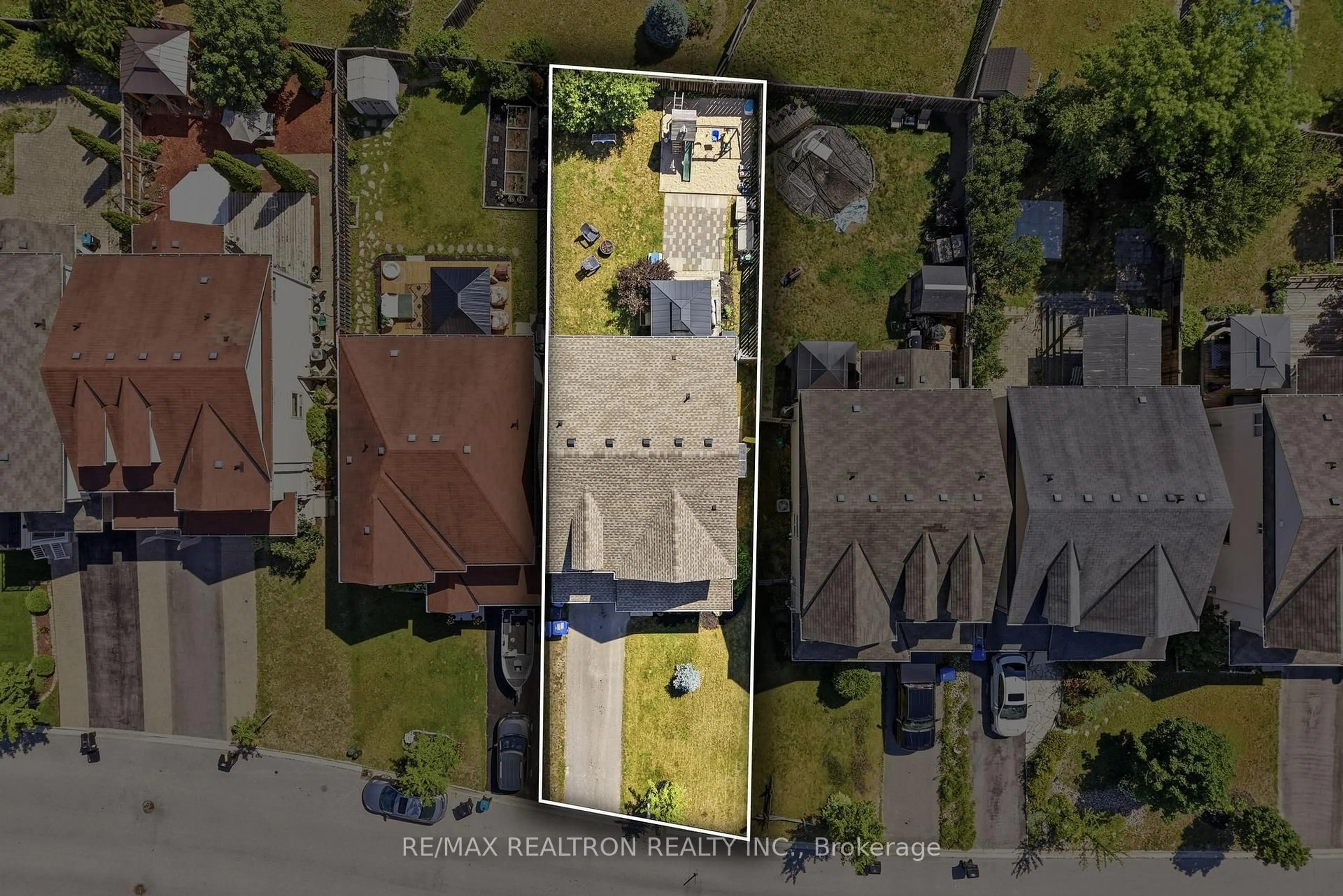 A pic from outside/outdoor area/front of a property/back of a property/a pic from drone, street for 273 Greenwood Dr, Essa Ontario L0M 1B4