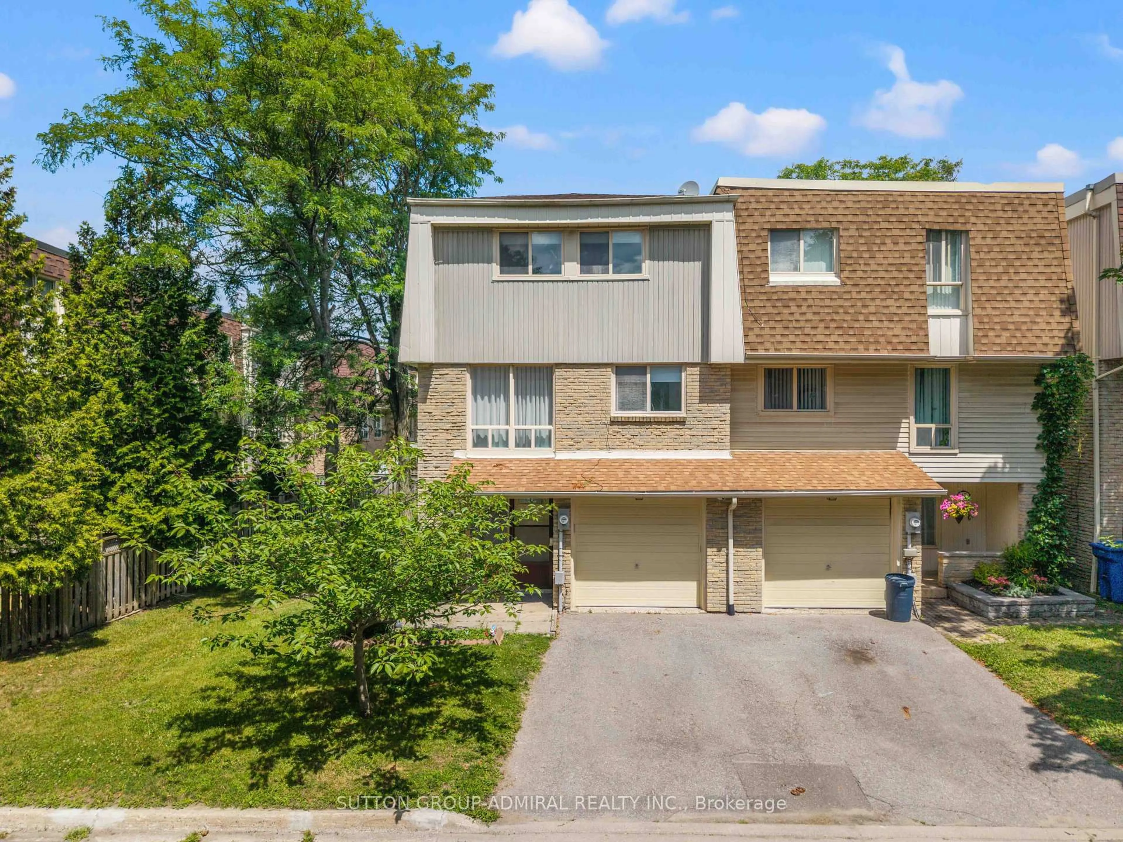 A pic from outside/outdoor area/front of a property/back of a property/a pic from drone, street for 45 Poplar Cres #7, Aurora Ontario L4G 3M4