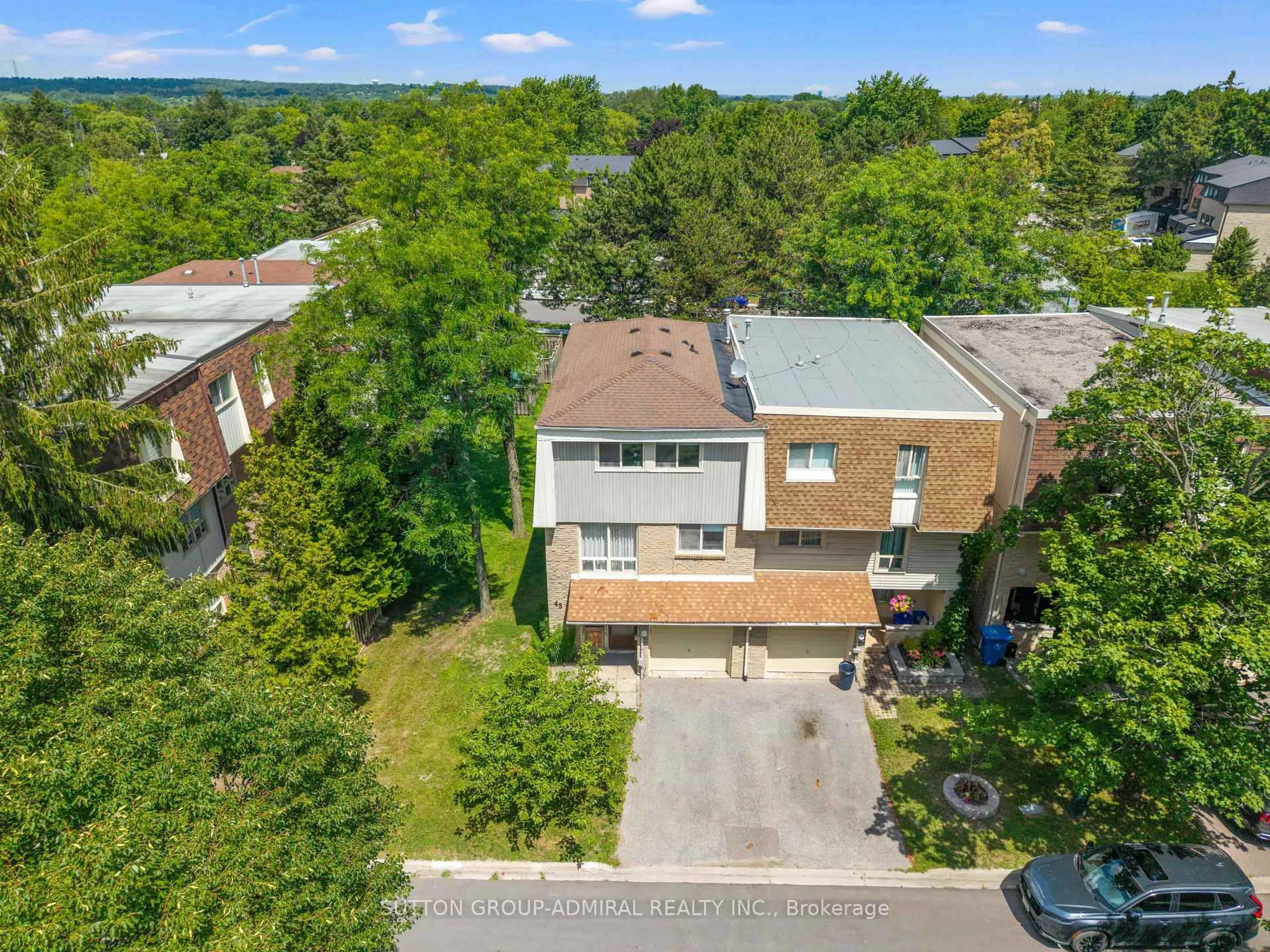 A pic from outside/outdoor area/front of a property/back of a property/a pic from drone, street for 45 Poplar Cres #7, Aurora Ontario L4G 3M4
