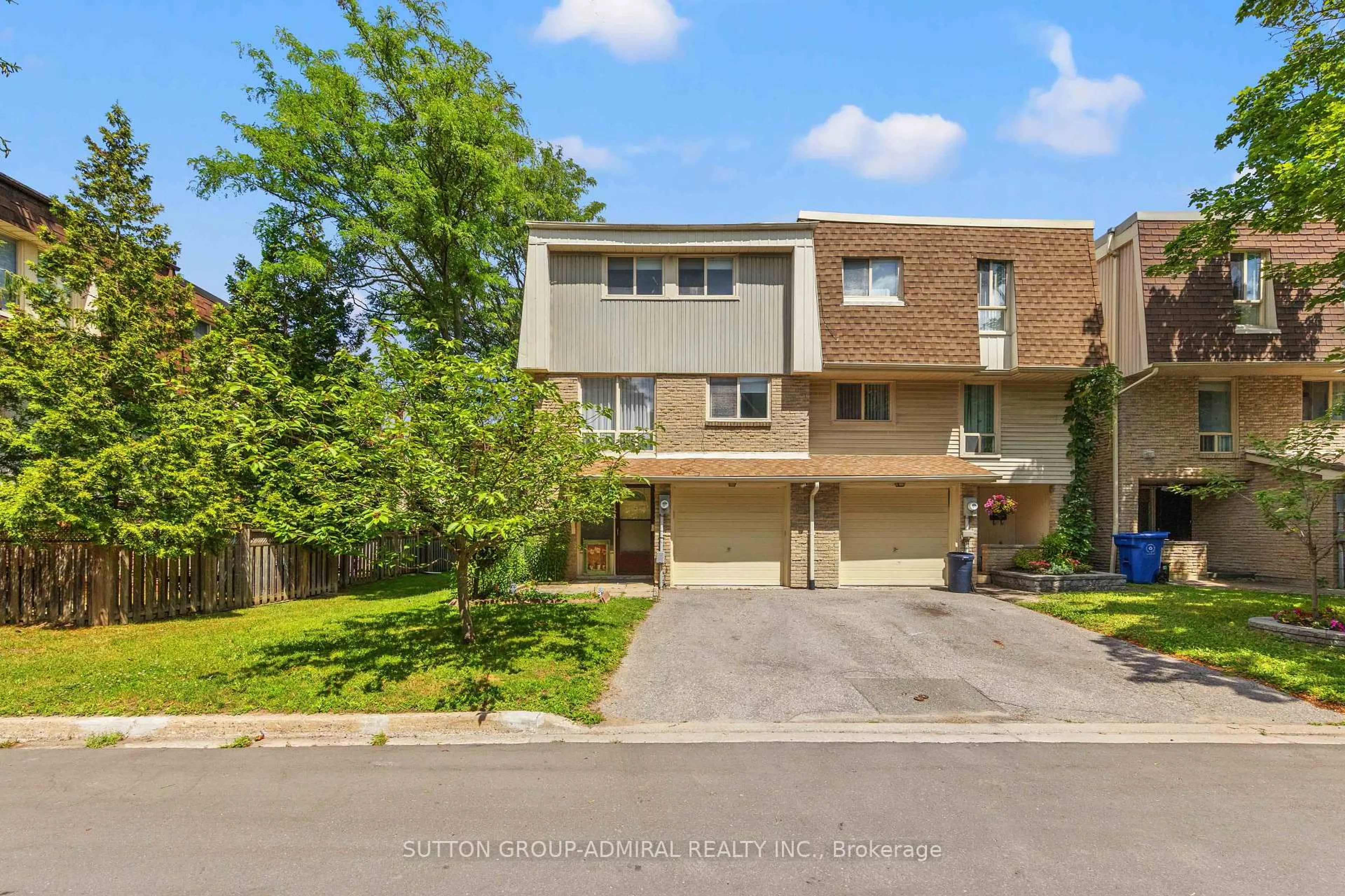 A pic from outside/outdoor area/front of a property/back of a property/a pic from drone, street for 45 Poplar Cres #7, Aurora Ontario L4G 3M4