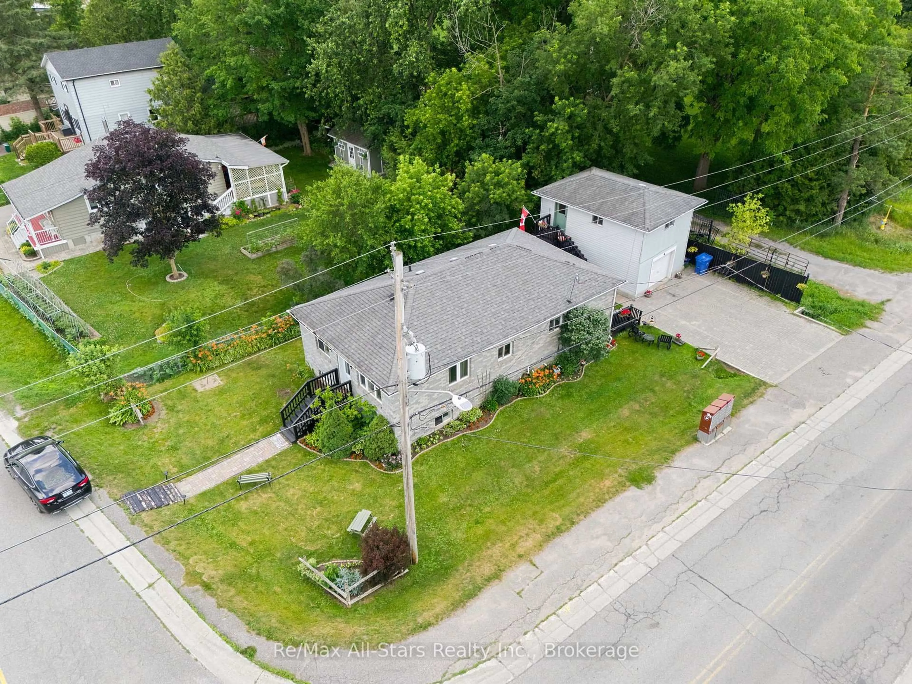 A pic from outside/outdoor area/front of a property/back of a property/a pic from drone, street for 1 Maple Grove St, Whitchurch-Stouffville Ontario L4A 7X3