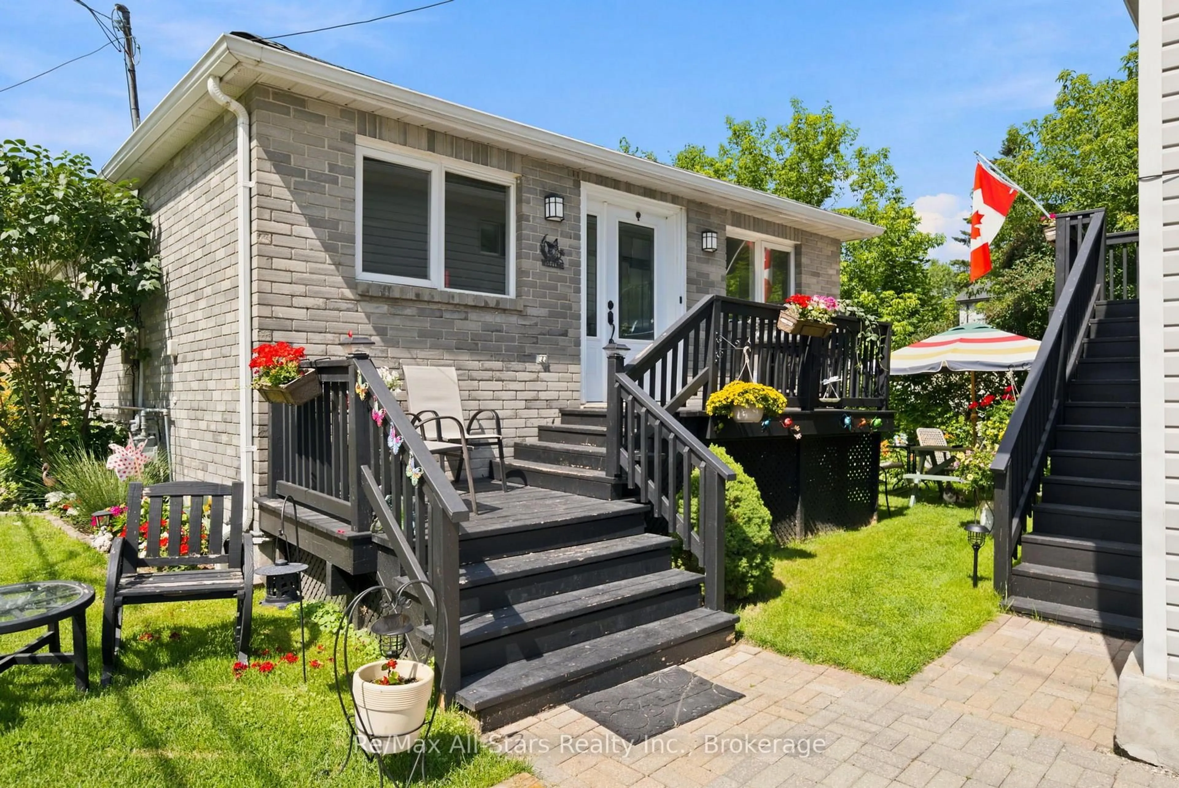 Patio, street for 1 Maple Grove St, Whitchurch-Stouffville Ontario L4A 7X3