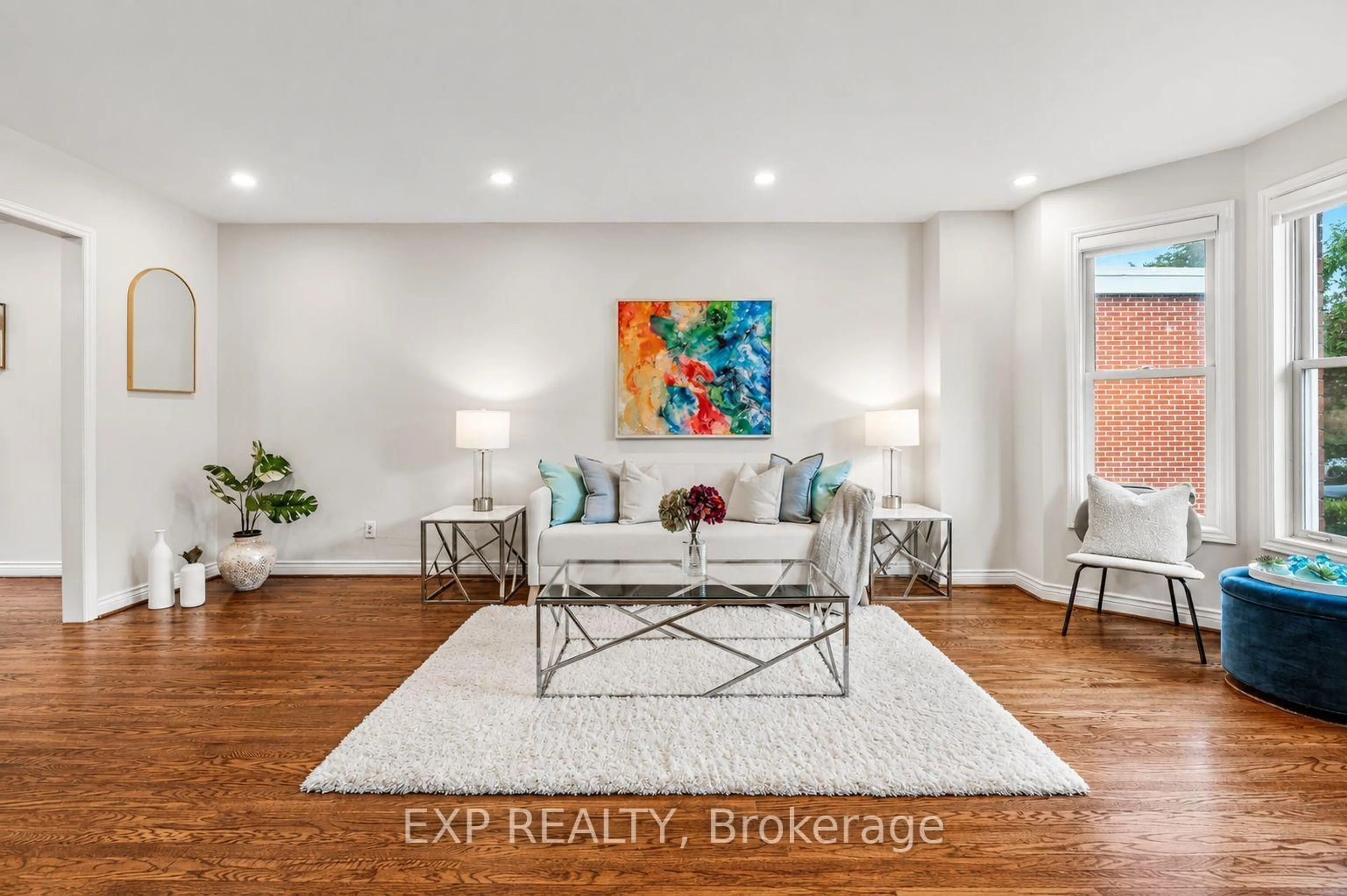 Living room with furniture, unknown for 16 Wainwright Ave, Richmond Hill Ontario L4C 5R5