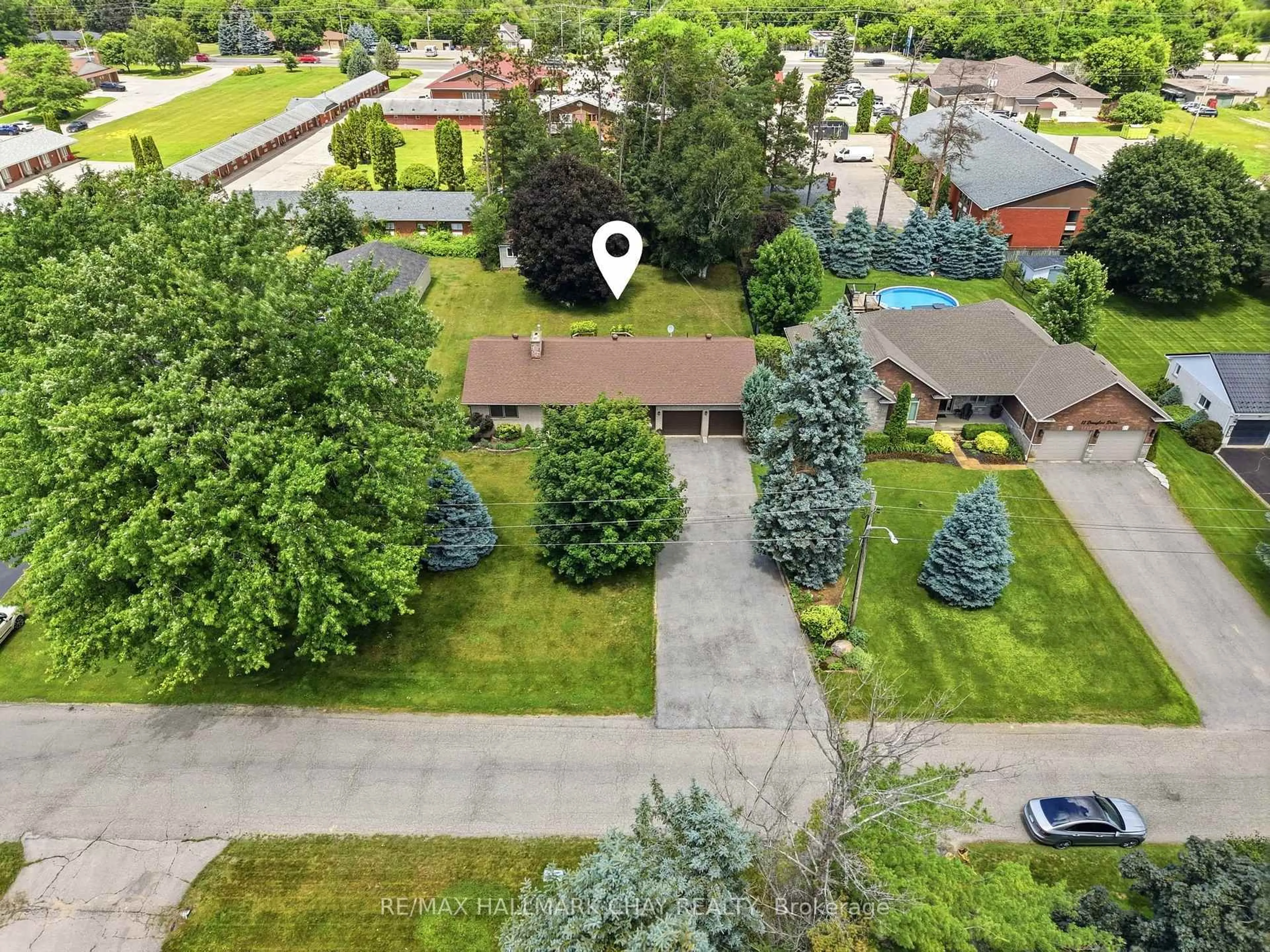 A pic from outside/outdoor area/front of a property/back of a property/a pic from drone, street for 14 Douglas Dr, New Tecumseth Ontario L9R 1J9