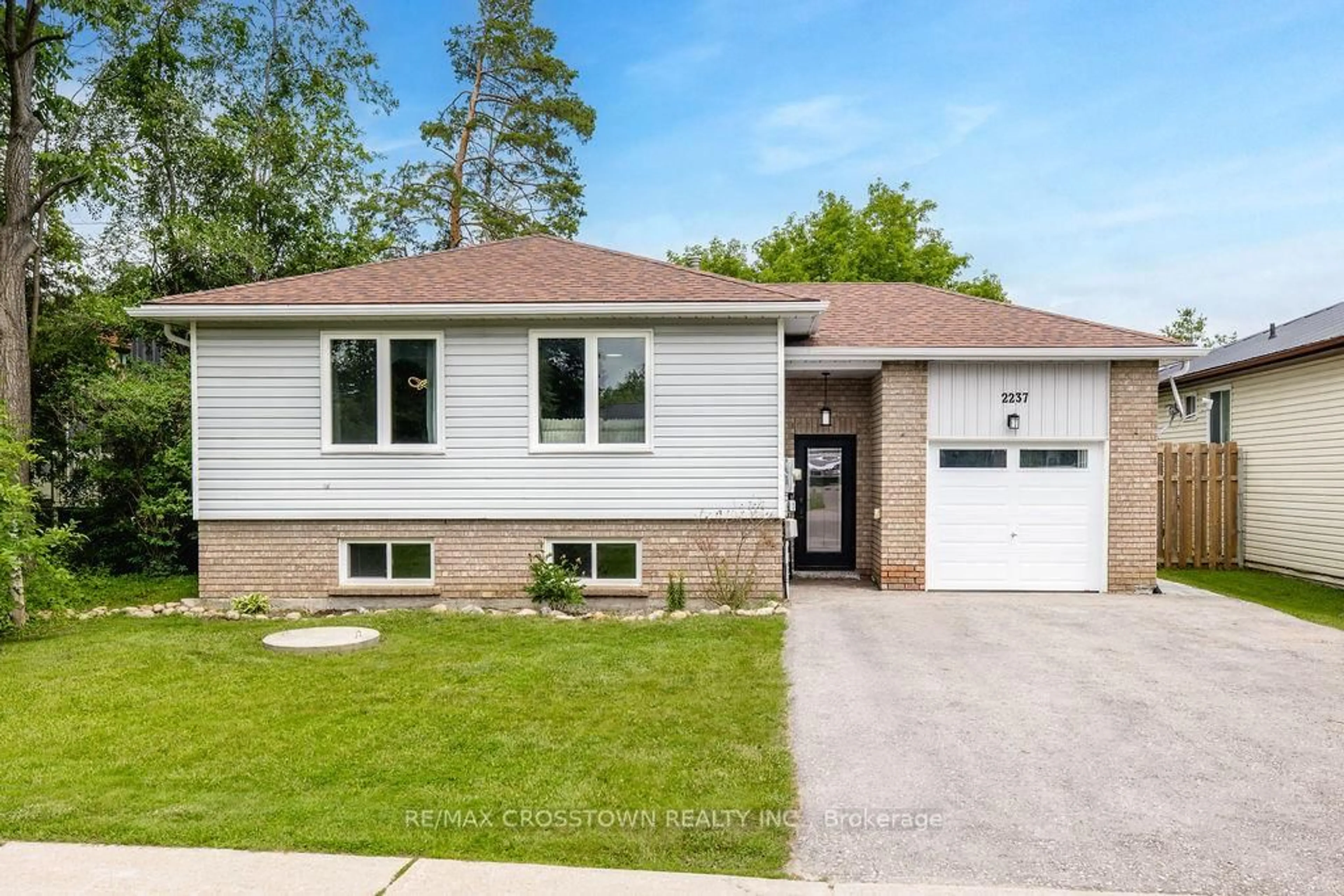 Home with brick exterior material, street for 2237 25th Sdrd, Innisfil Ontario L9S 2C9