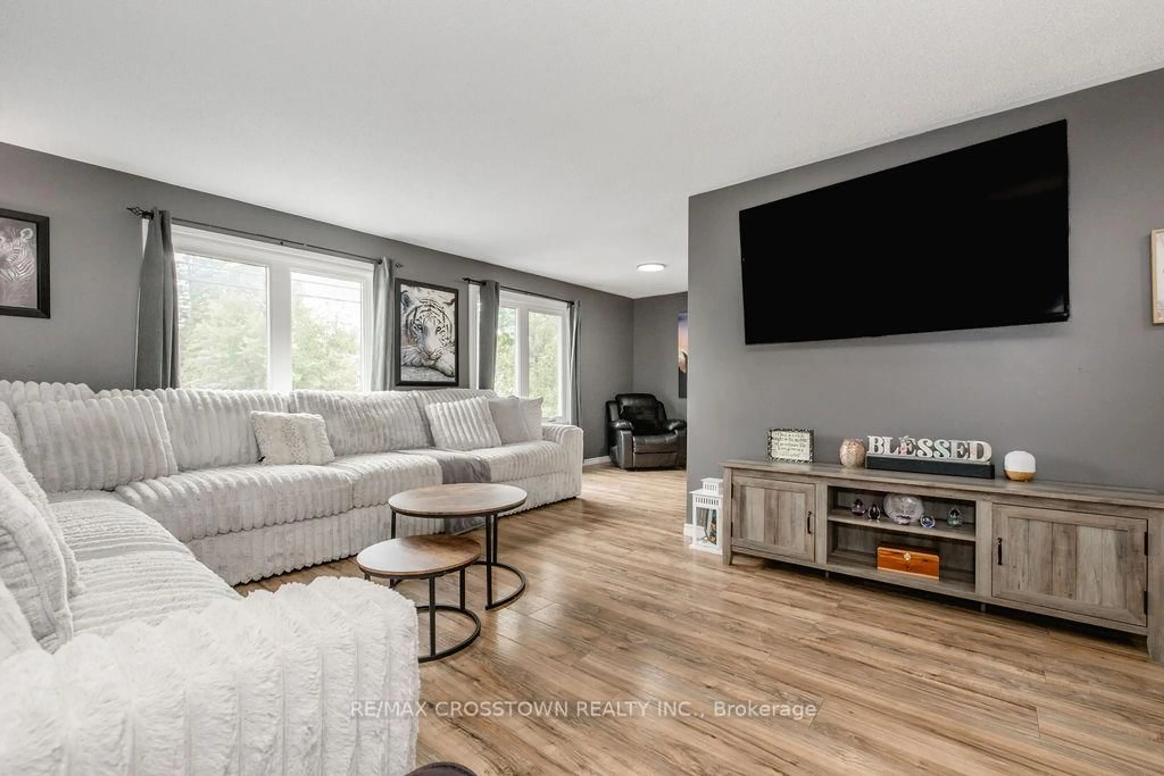 Living room with furniture, wood/laminate floor for 2237 25th Sdrd, Innisfil Ontario L9S 2C9