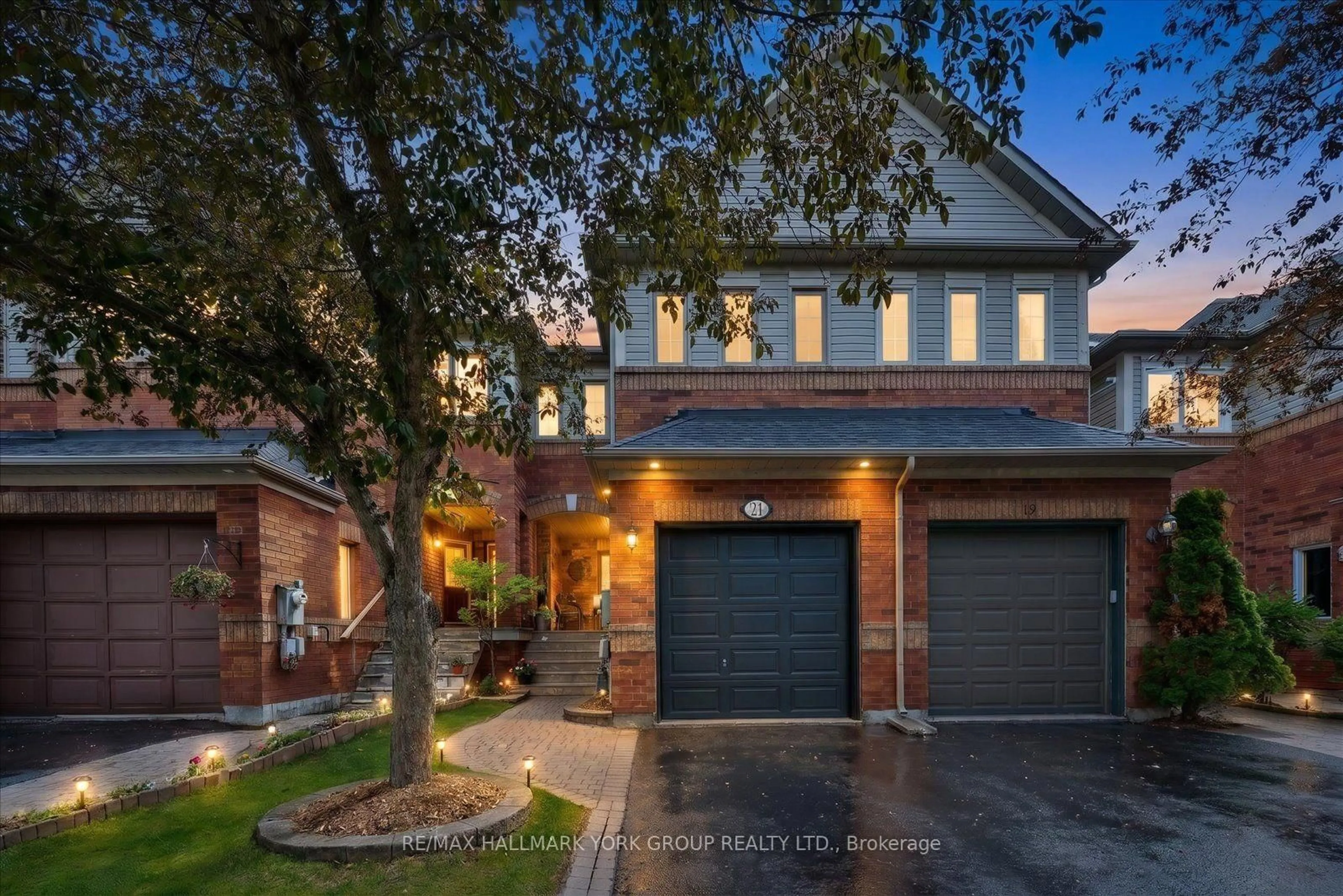 Home with brick exterior material, street for 21 Snedden Ave, Aurora Ontario L4G 7J6