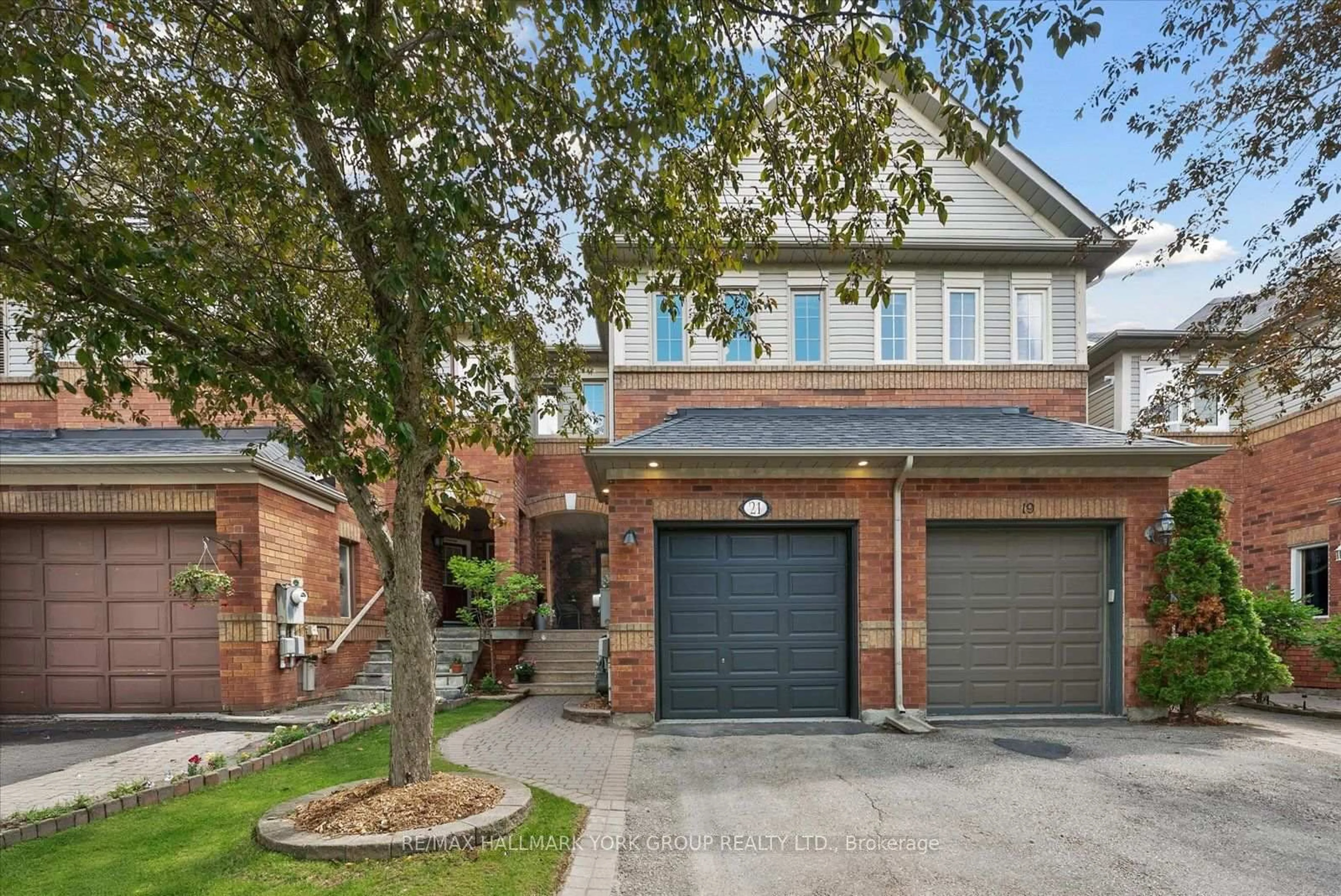 Home with brick exterior material, street for 21 Snedden Ave, Aurora Ontario L4G 7J6