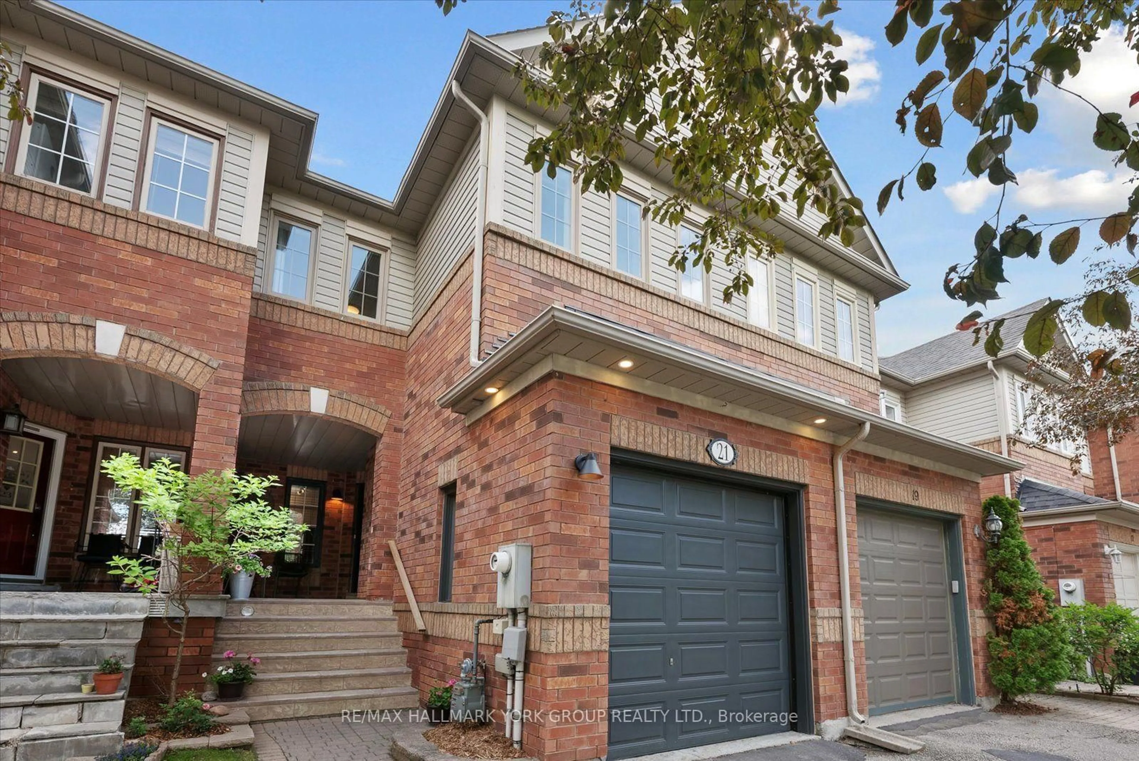 Home with brick exterior material, street for 21 Snedden Ave, Aurora Ontario L4G 7J6