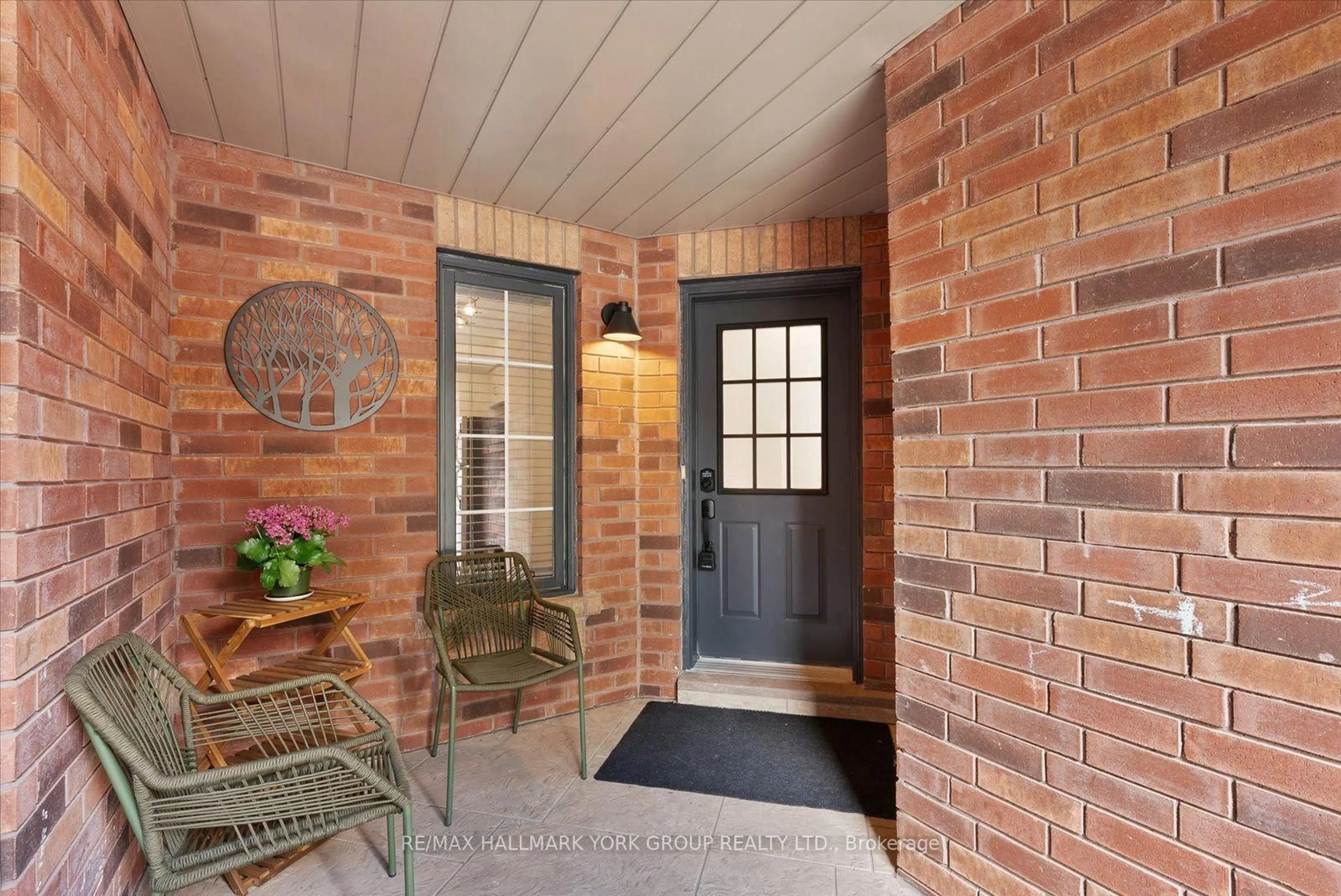 Indoor entryway for 21 Snedden Ave, Aurora Ontario L4G 7J6
