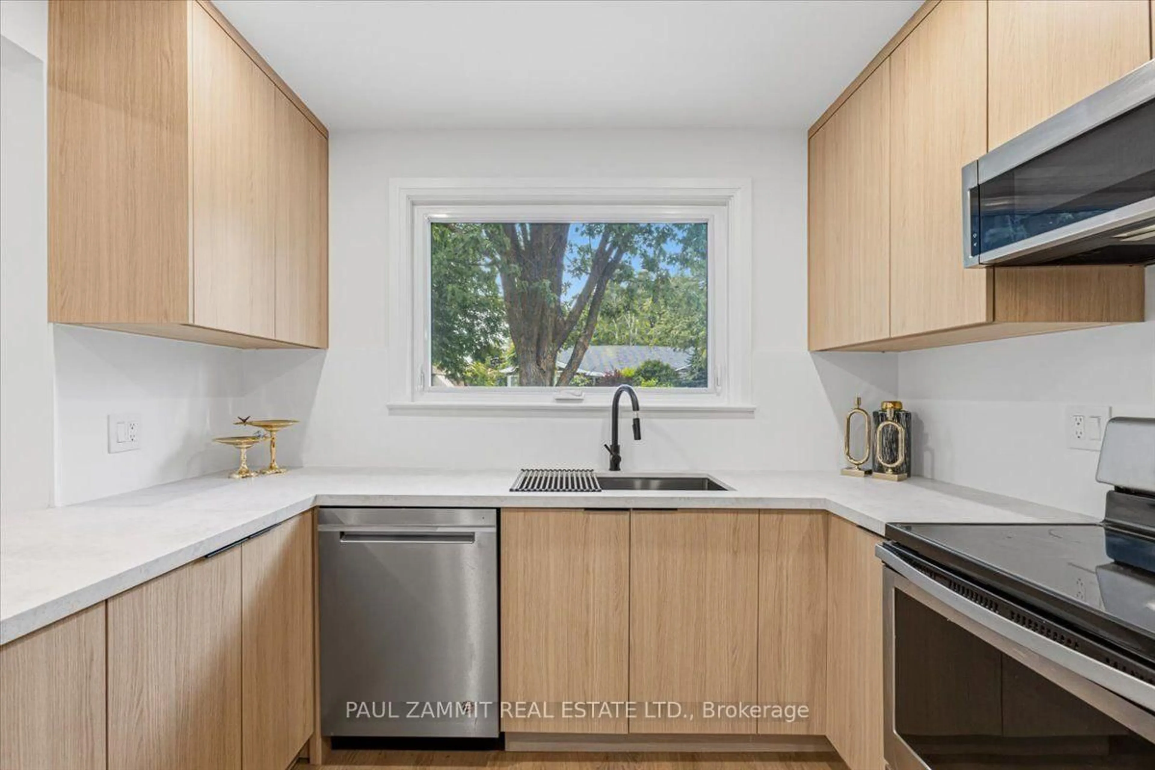 Standard kitchen, unknown for 246 Zelda Cres, Richmond Hill Ontario L4C 2Y5