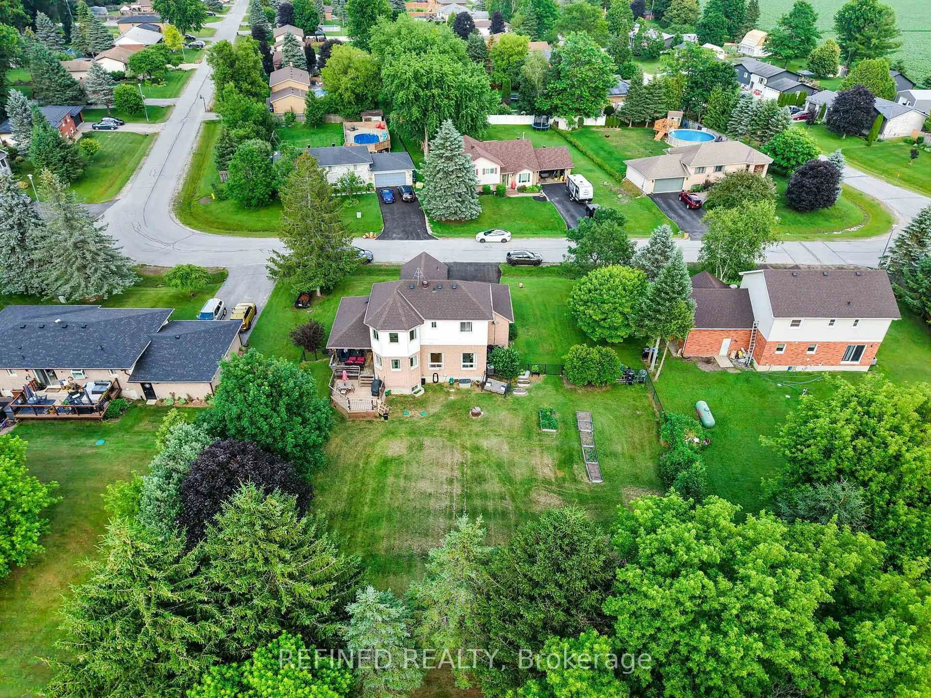 A pic from outside/outdoor area/front of a property/back of a property/a pic from drone, street for 39 Marshall Cres, Essa Ontario L0M 1B0